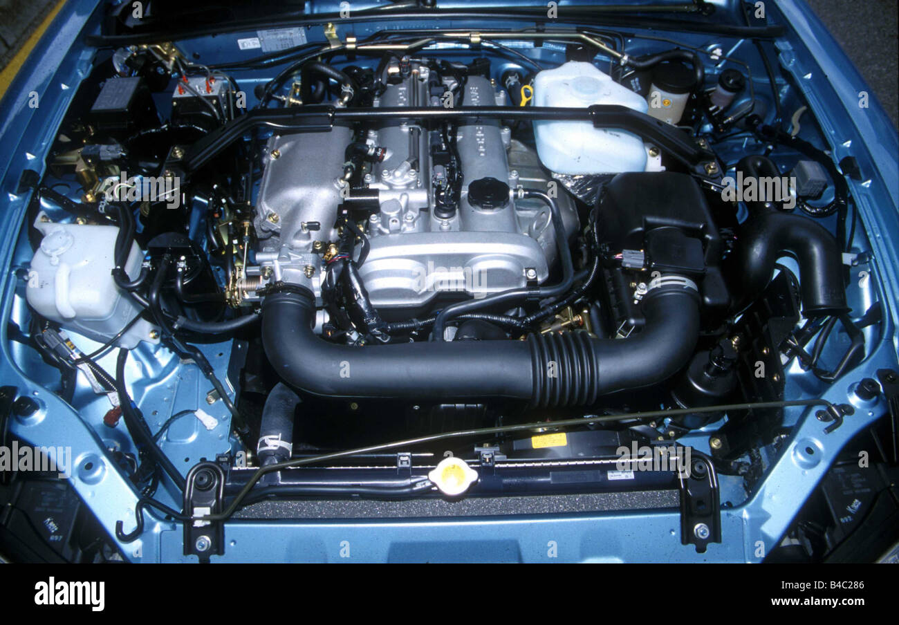 Auto, Mazda MX-5 Cabrio, Baujahr 2001-Licht blau-Metallic, zeigen Sie im  Motorraum, Motor, Technik/Zubehör, Ac Stockfotografie - Alamy