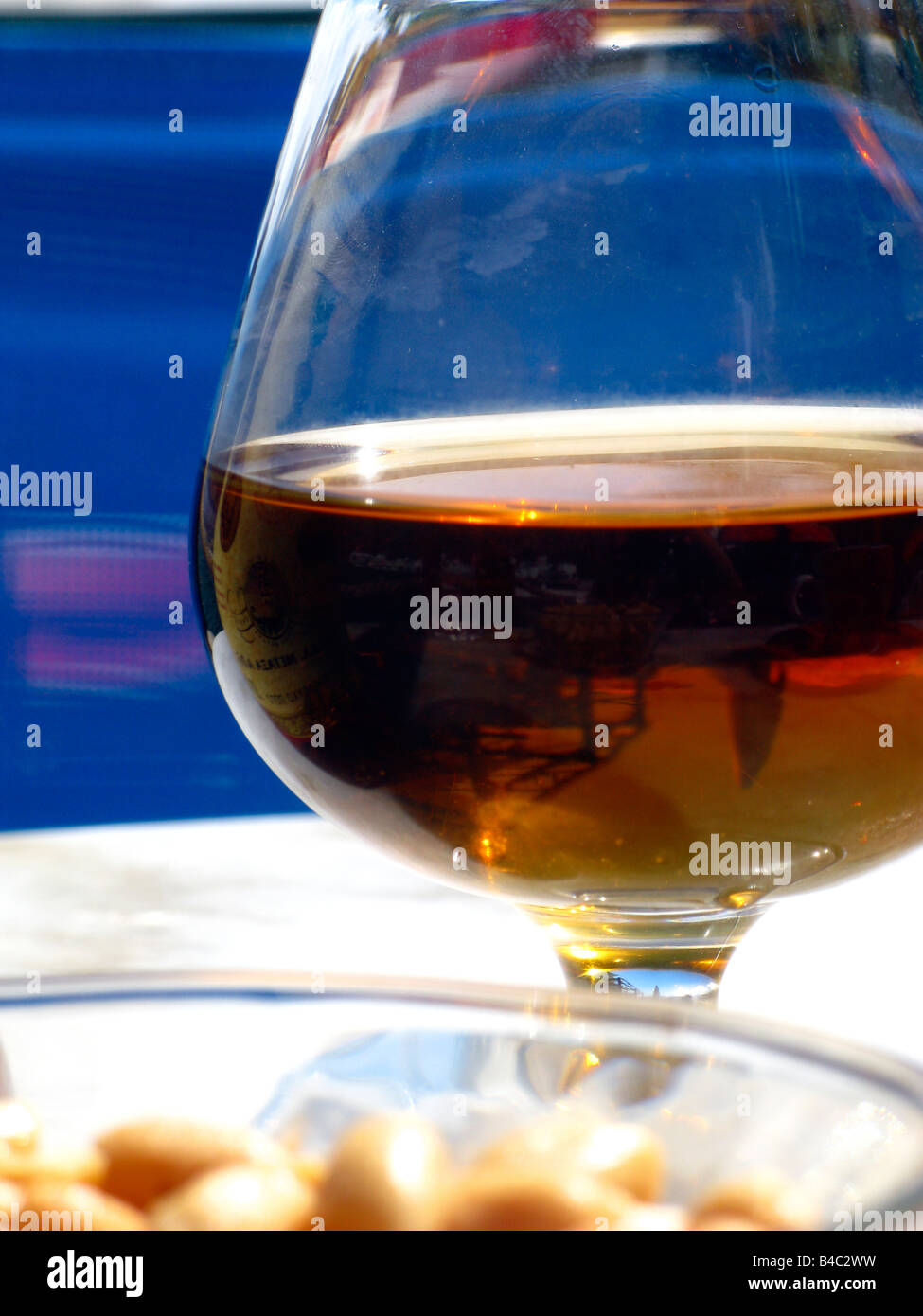Einem Glas griechischen Metaxa Brandy und Schale mit Erdnüssen  Stockfotografie - Alamy