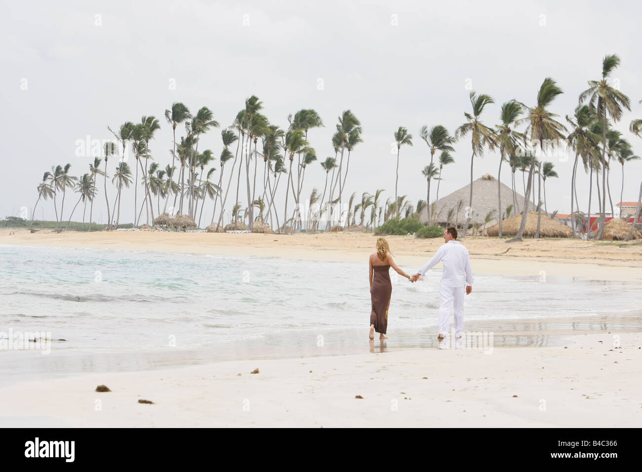 paar in Liebe posieren für ihre Engagement Fotos im Dreams Resort in Punta Cana Dominikanische Republik Stockfoto