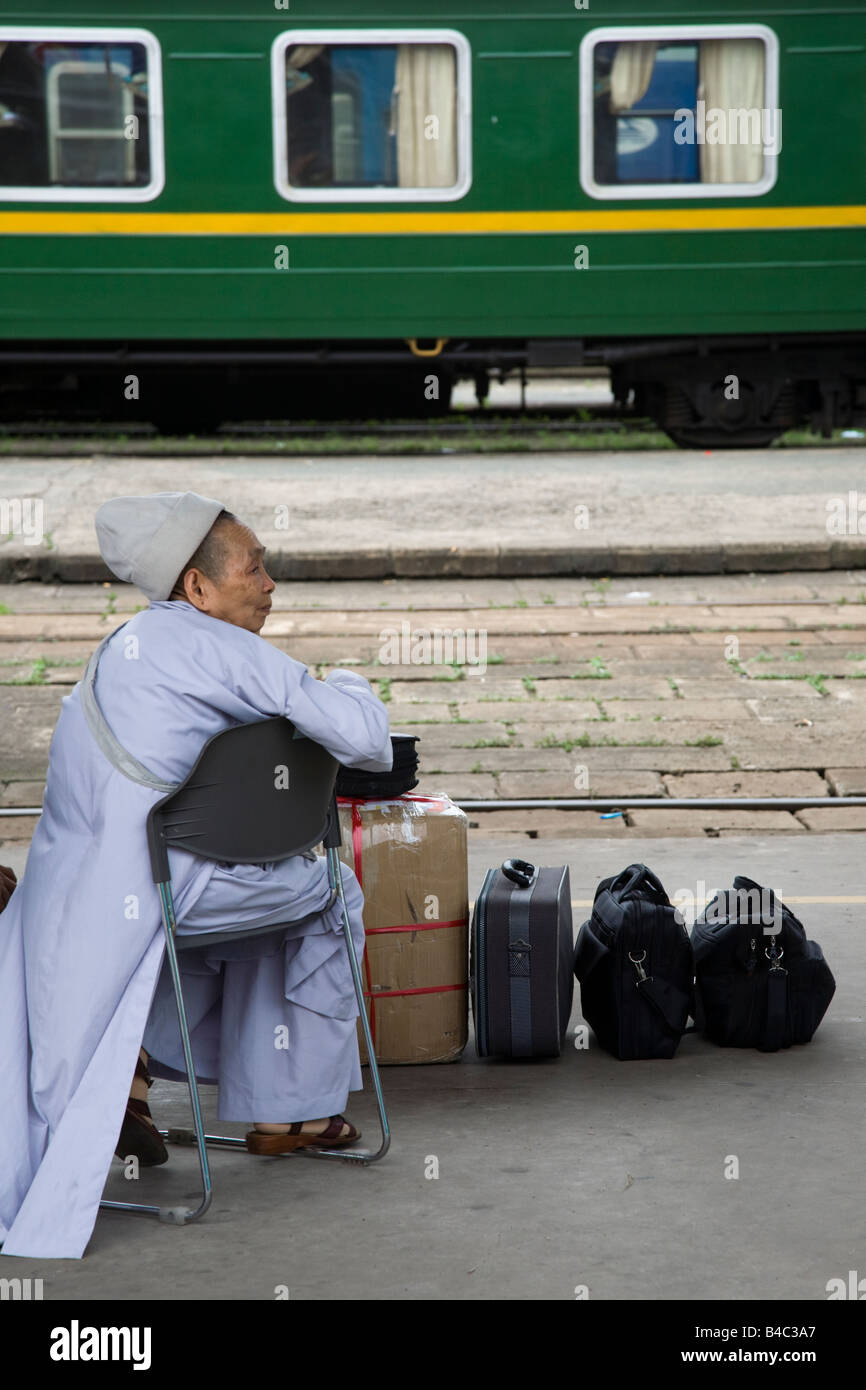 Vietnamesische Passagier nach Saigon Bahnsteig Stockfoto
