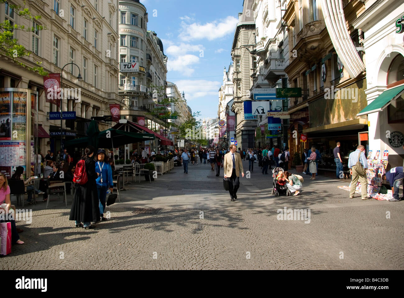 Eines der wichtigsten Einkaufsstraßen in der Innenstadt von Wien mit vielen Designer-Boutiquen und exklusiven Geschäften Österreich Stockfoto