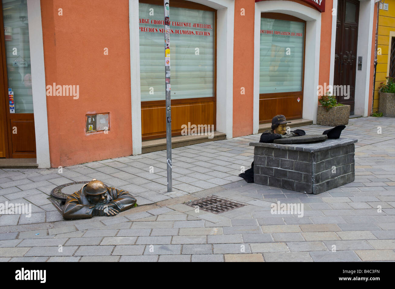 Die Peeper Leben Größe Bronzestatue peering aus Schacht und Street Performer auf Panska Straße Slowakischen Republik Bratislava Stockfoto