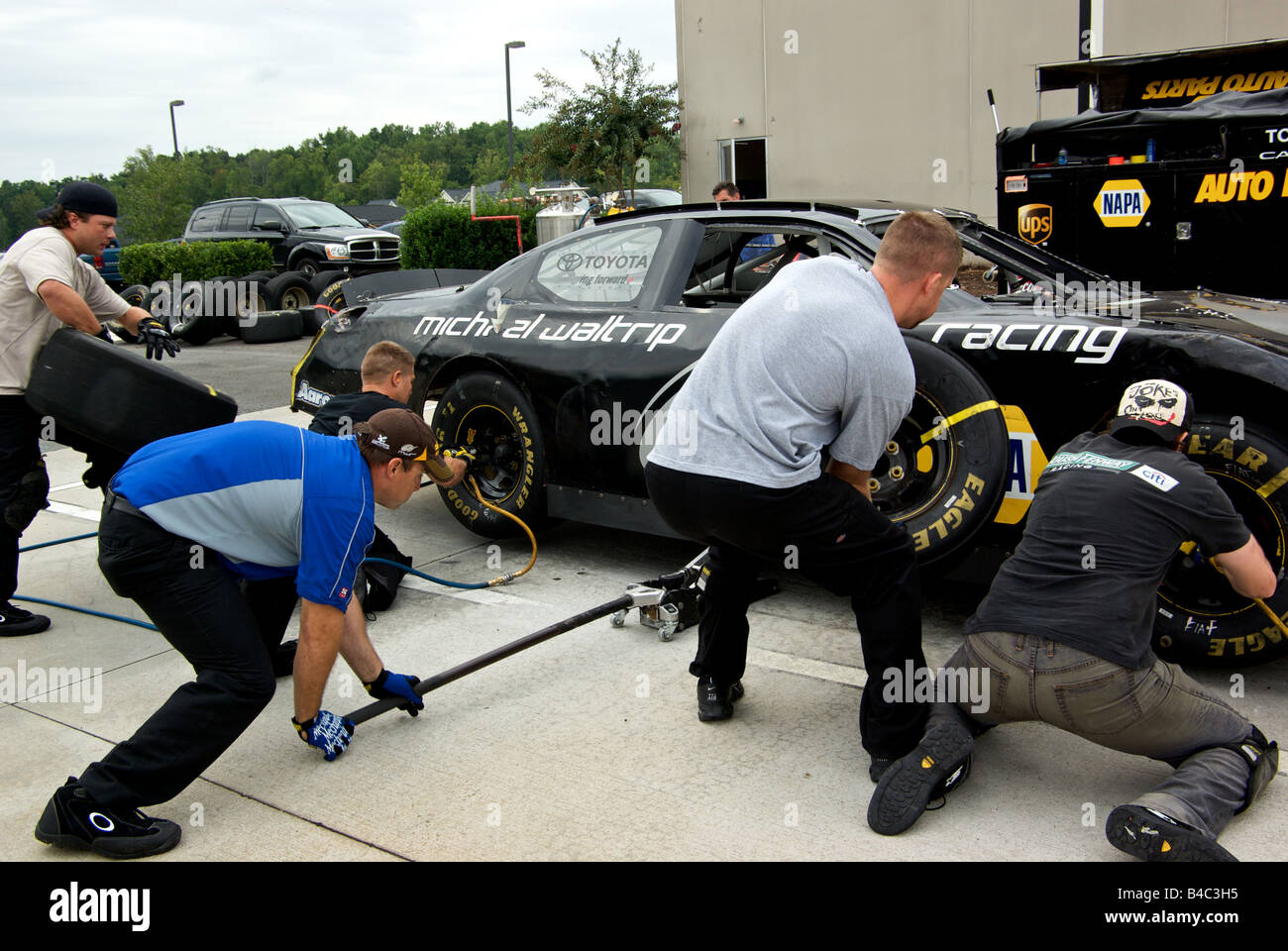 Michael Waltrip Raceworld USA Boxencrew Praktiken vier Reifenwechsel Stockfoto