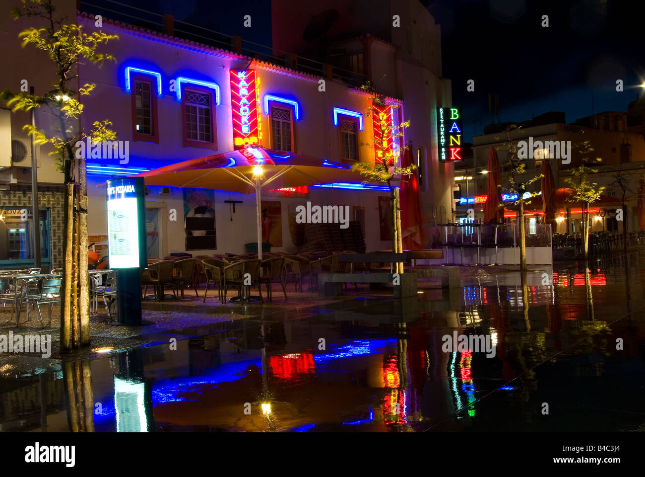 Albufeira-Stadt in der Nacht nach dem Regen Stockfoto