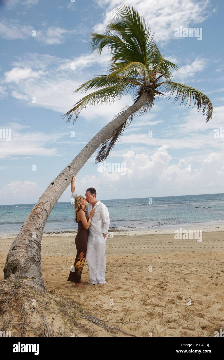 paar in Liebe posieren für ihre Engagement Fotos im Dreams Resort in Punta Cana Dominikanische Republik Stockfoto