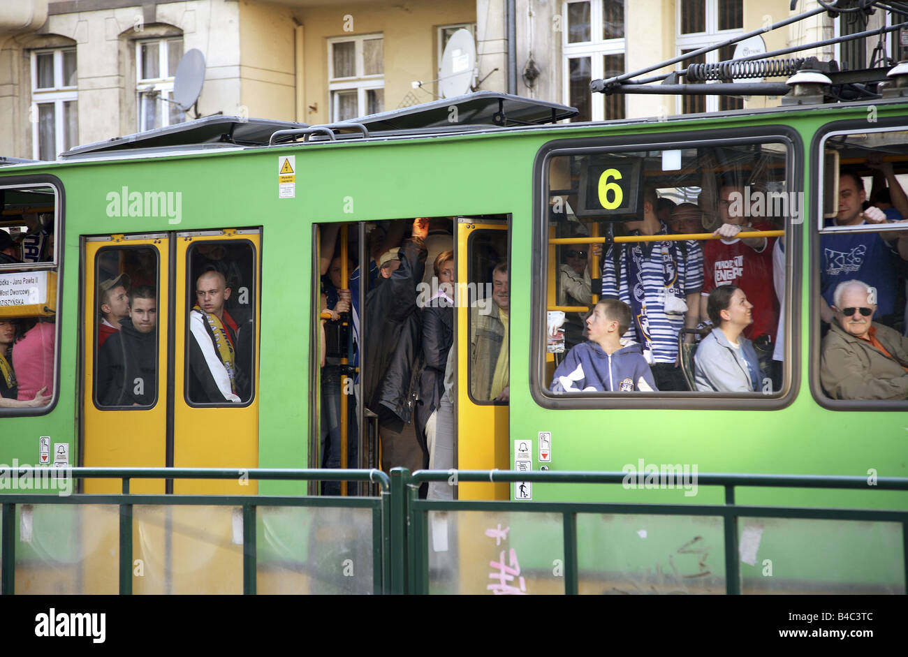 Straßenbahn, gefüllt mit Fußball-Fans nach einem Heimspiel, Poznan, Polen Stockfoto