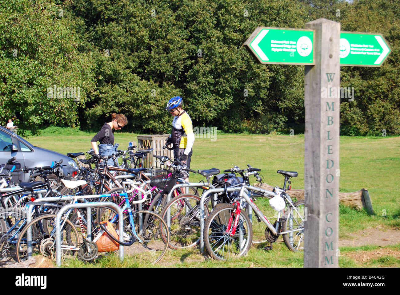 Radfahrer und Fahrräder, Wimbledon Common, Wimbledon, London Borough of Merton, Greater London, England, Vereinigtes Königreich Stockfoto