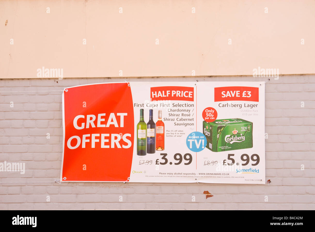 Melden Sie außen Somerfield Supermarkt Werbung günstige Angebote auf Wein und lager Stockfoto