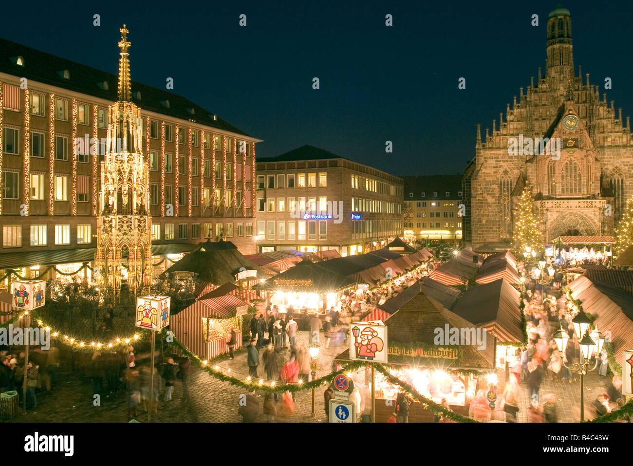 Bayern Nürnberg Christkindlesmarkt der Kirche unserer lieben Frau und der schöne Brunnen auf dem Hauptmarkt Stockfoto