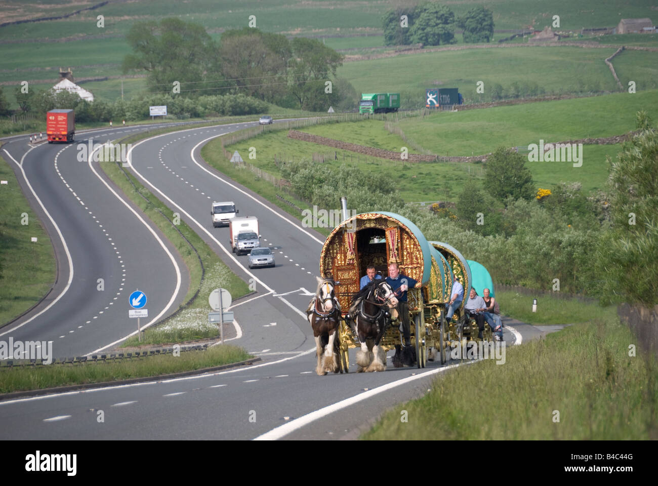 Roma-Zigeuner fahren ihre bunten Wohnwagen auf dem Weg nach Appleby Pferd Fayre.  Bereich Middlands, U.K Stockfoto