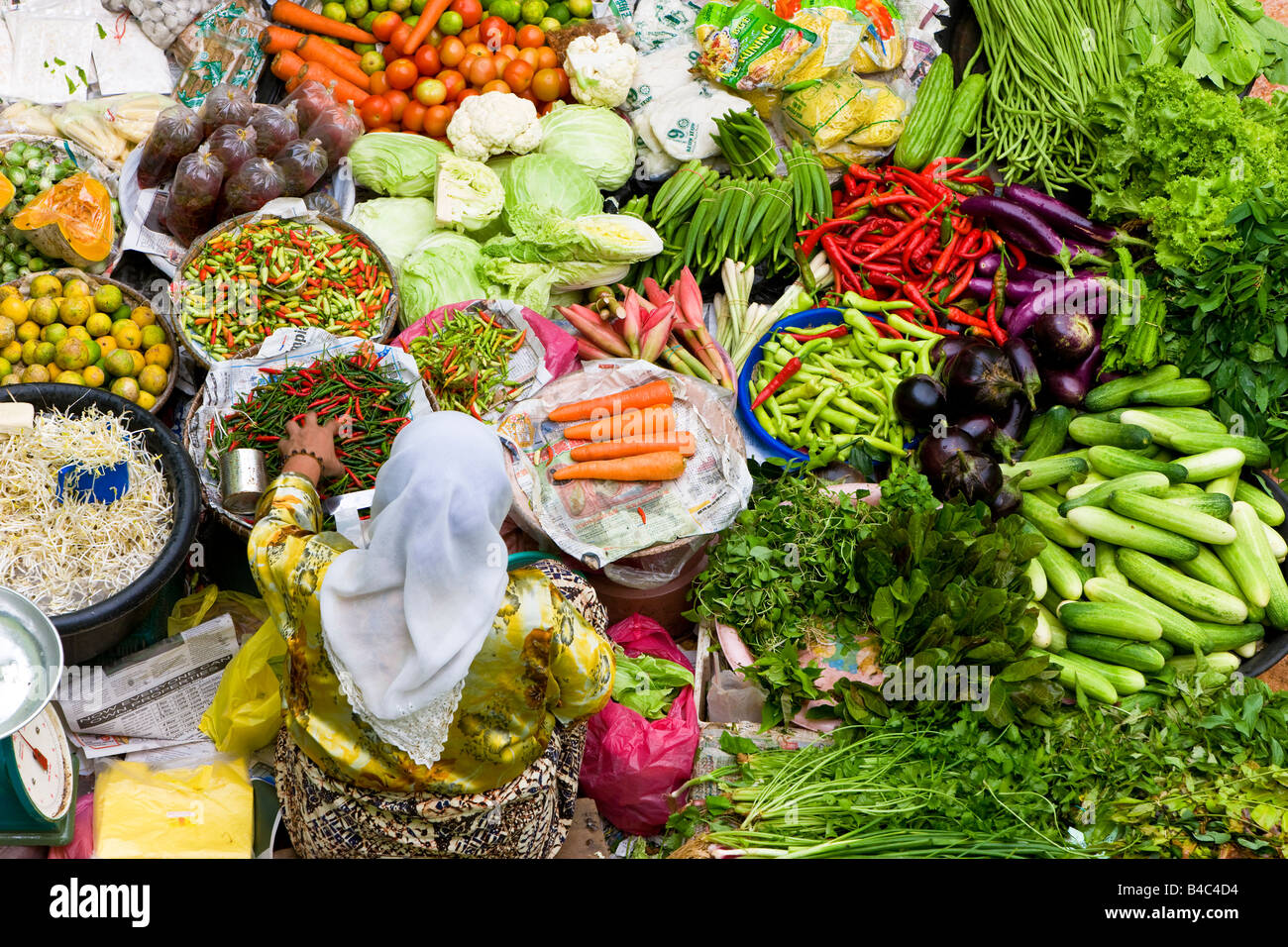 Asien, Malaysia, Kelantan Zustand, Kota Bahru, Frau verkaufen Obst und Gemüse in den Städten Zentralmarkt Stockfoto