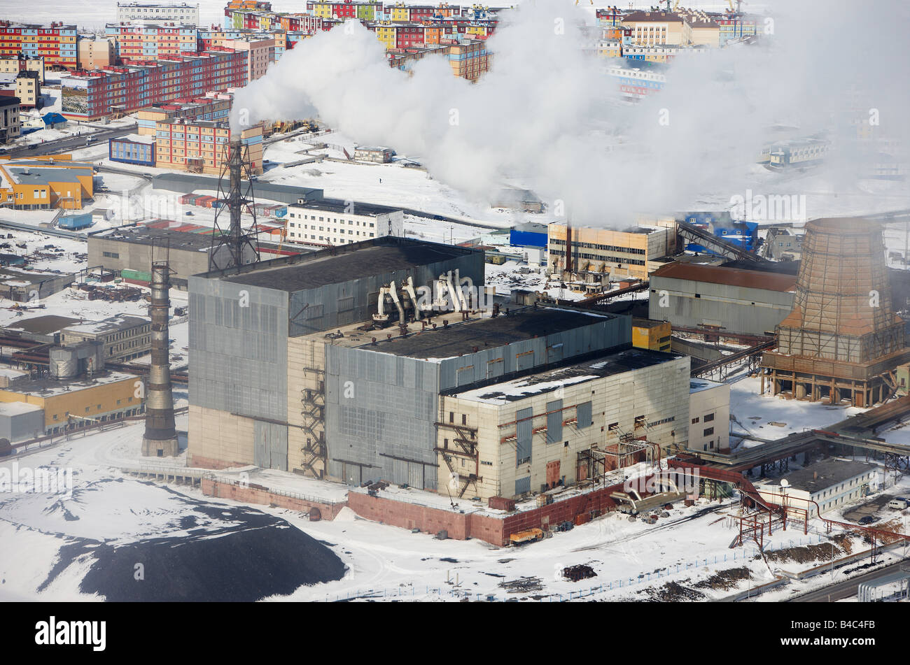 Kohle angetrieben umweltschädliche Kraftwerk in der Nähe von Mehrfamilienhäusern, Anadyr, Tschukotka Sibirien, Russland Stockfoto