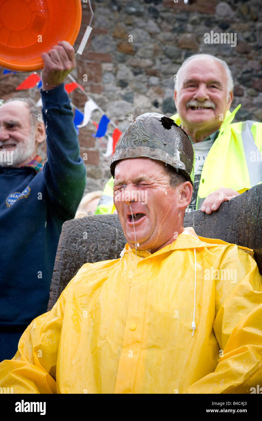 Neue Kig von Piel Steve Chattaway nach durchtränkt mit Bier als Bestandteil der König Piel Krönung Zeremonie Stockfoto