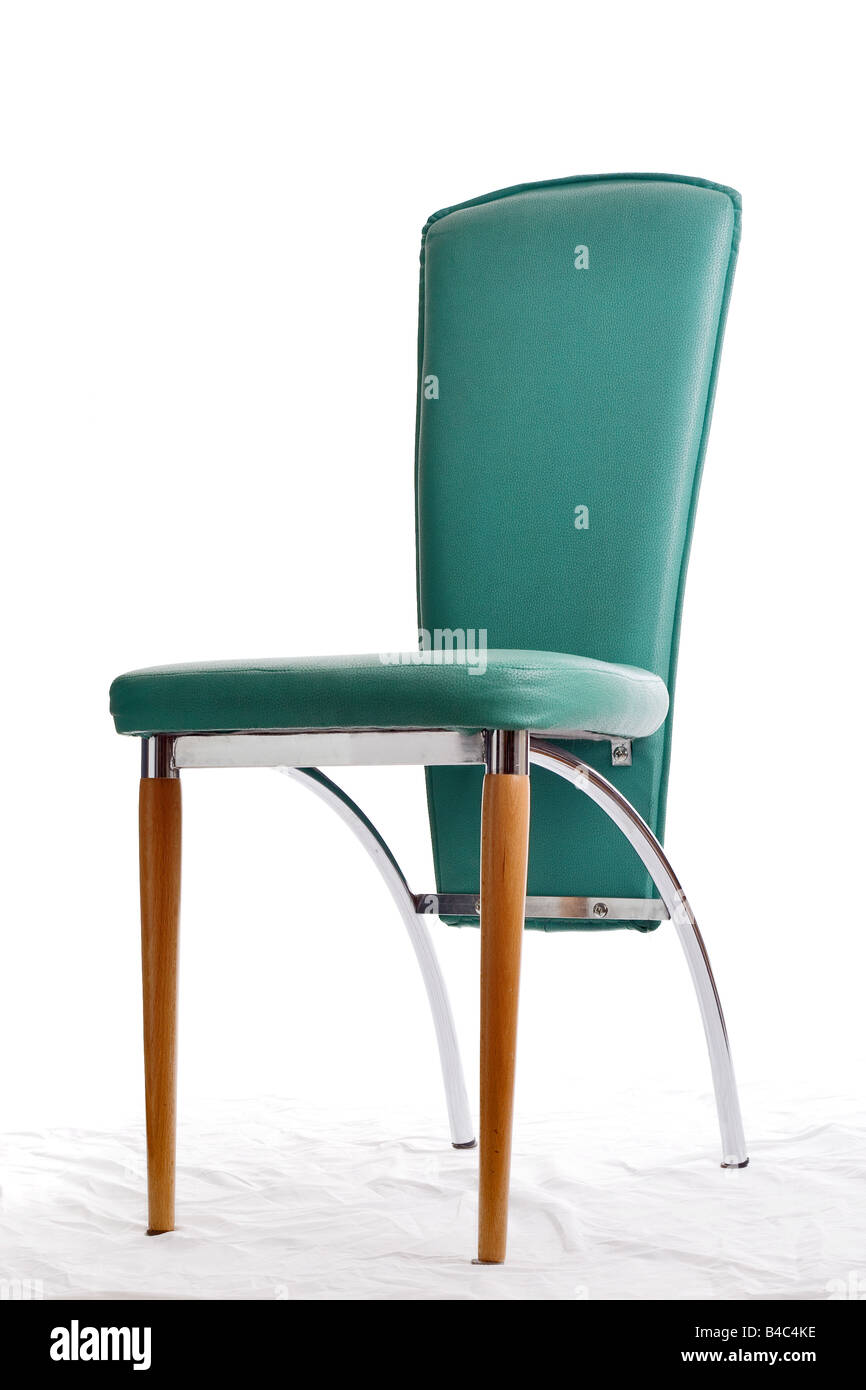 einem grünen stilvolle Sessel isoliert auf weiss Stockfoto