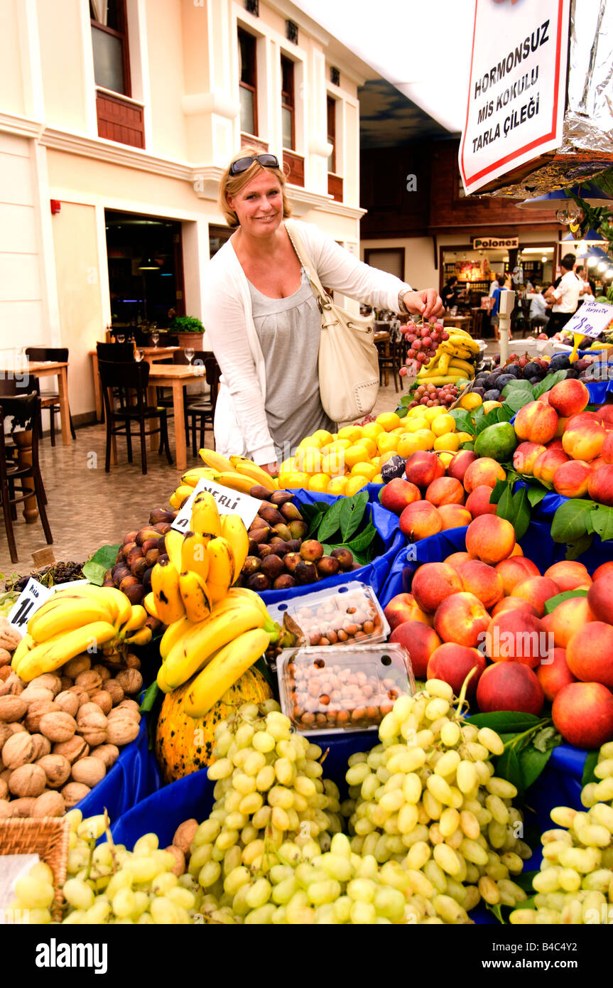 Einkaufszentrum Istanbul Istinye Park ist ein einzigartiges urban Lifestyle Gemüsehändler schöne Frau Lächeln Stockfoto