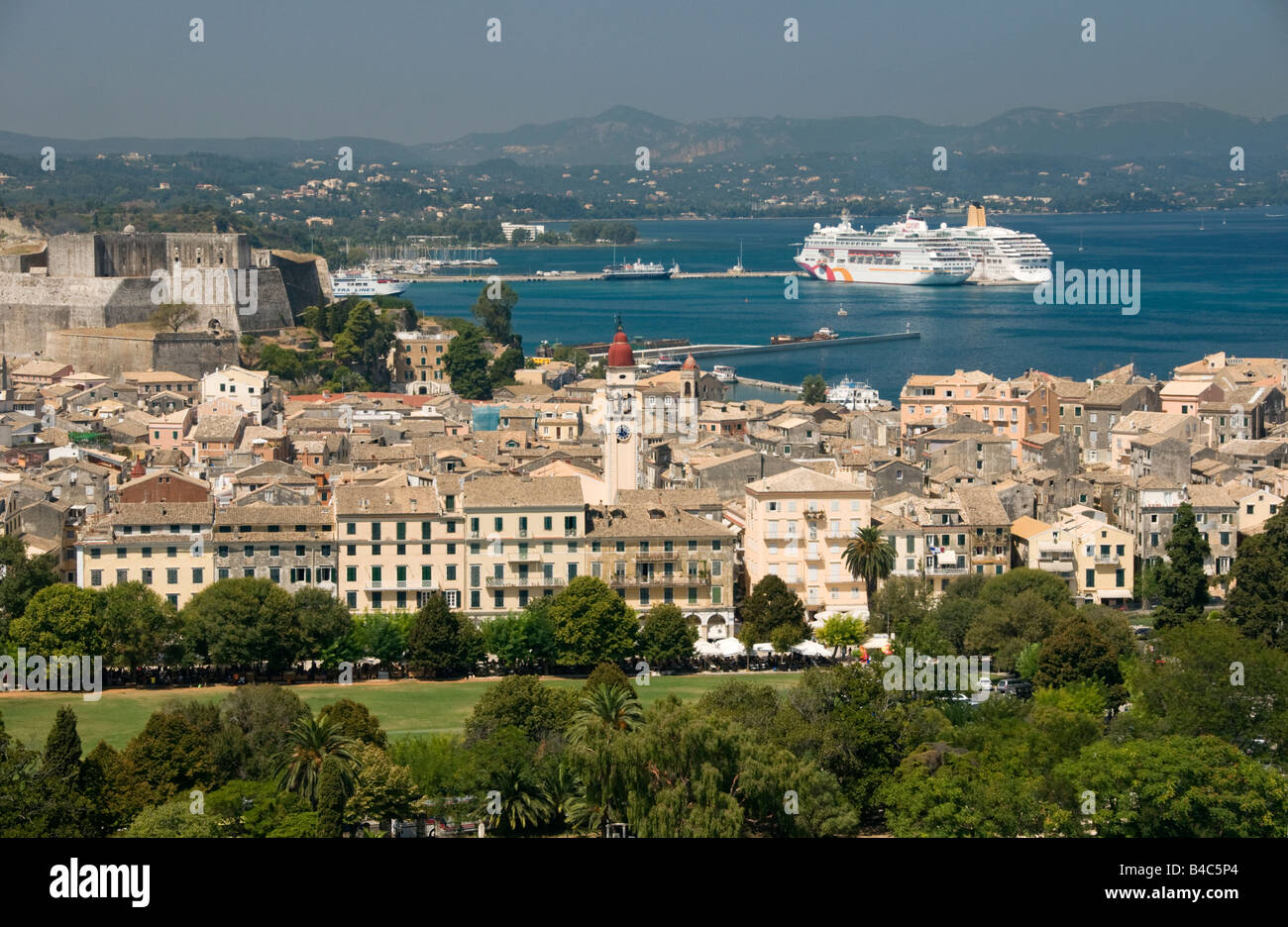 Korfu-Stadt und Hafen, mit Heiligen Spiridon Kirchturm & Esplanade, Corfu Town, Korfu, Griechenland, Europa Stockfoto