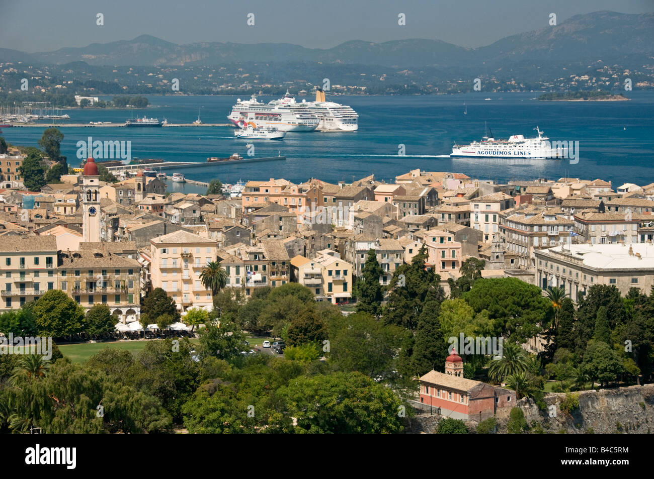Korfu-Stadt und Hafen, mit Heiligen Spiridon Kirchturm & Esplanade, Corfu Town, Korfu, Griechenland, Europa Stockfoto