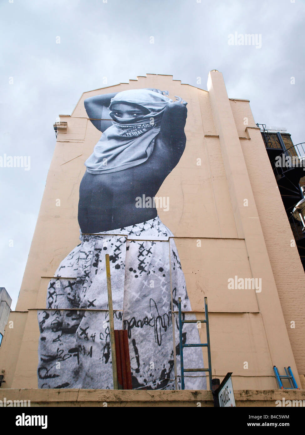 Street Art Bild vom Paris Künstler JR, Manette Street direkt an der Charing Cross Road London Stockfoto