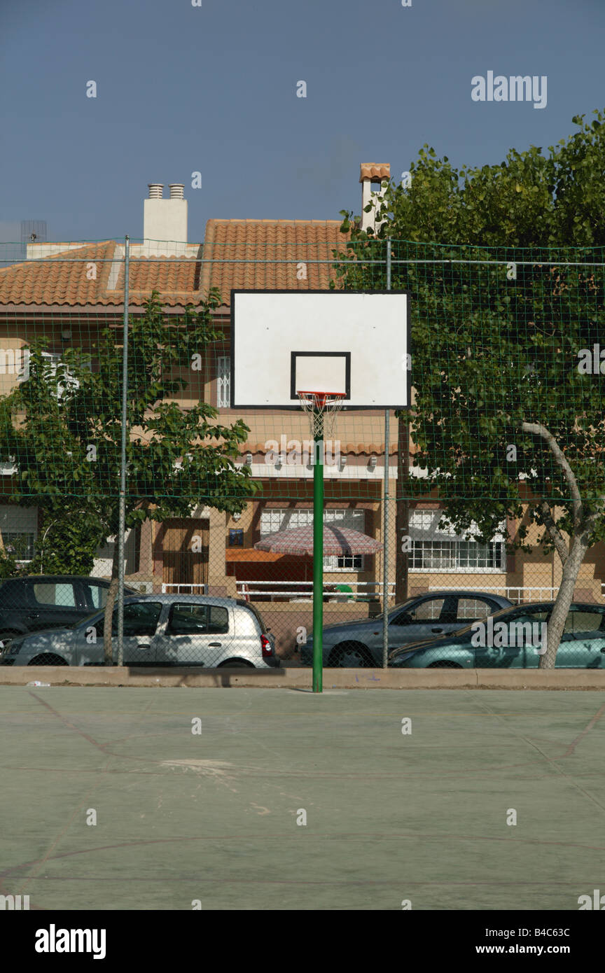 Eine städtische Basketballplatz in einem kleinen Spanisch Stadt Populr mit Einheimischen für Meetings und spielen im Wettbewerb Stockfoto