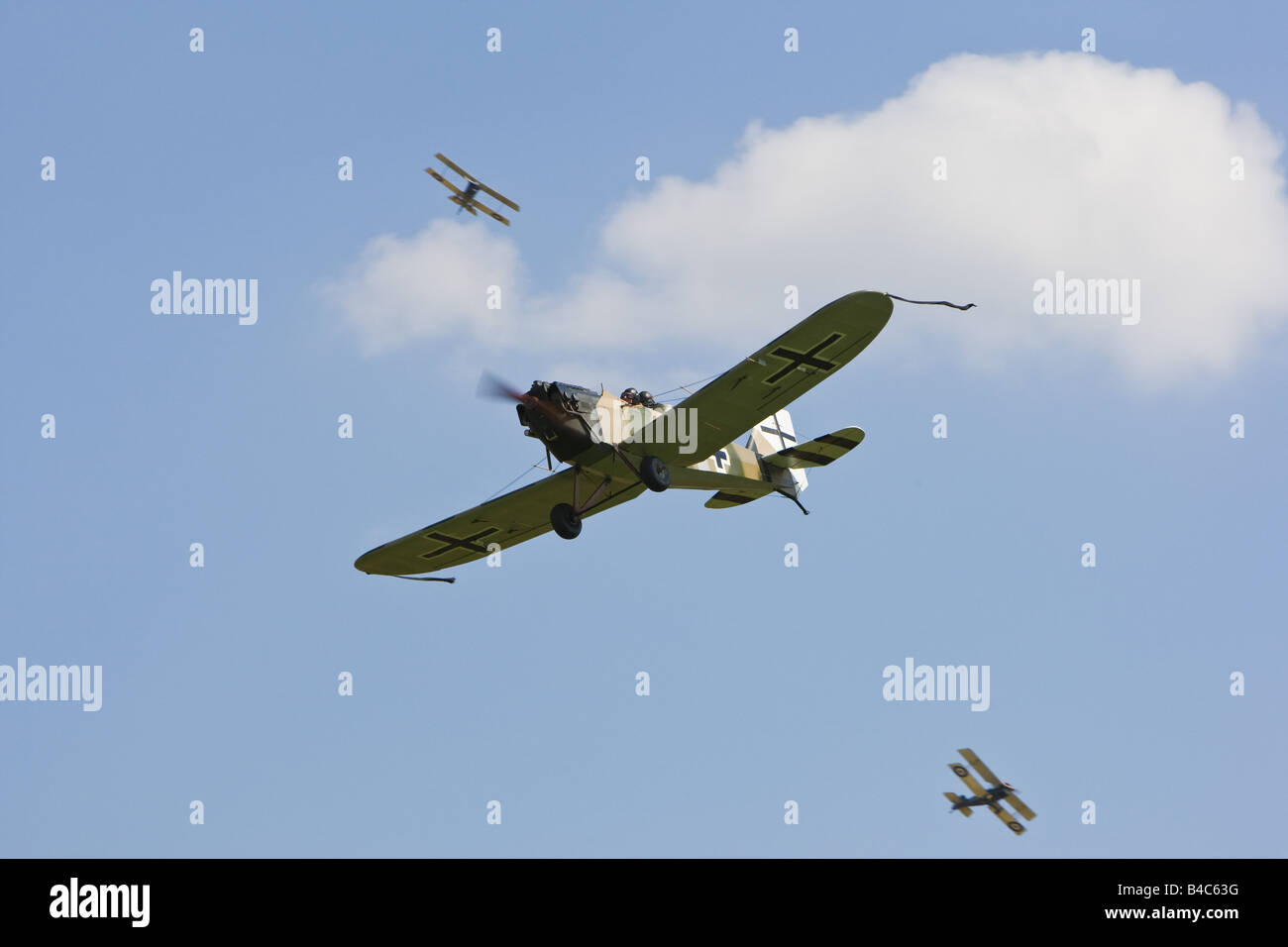 Junkers CL-1 zwei Seater Eindecker & 2 Flugzeuge RAF SE5 Bi im Hintergrund. Stockfoto