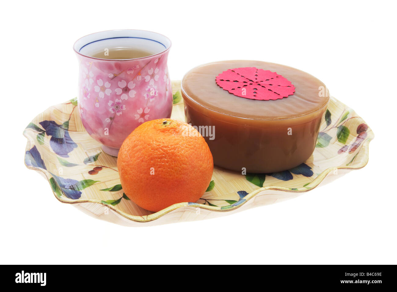 Chinesisches Neujahr-Kuchen mit Mandarine und Tasse Tee Stockfoto