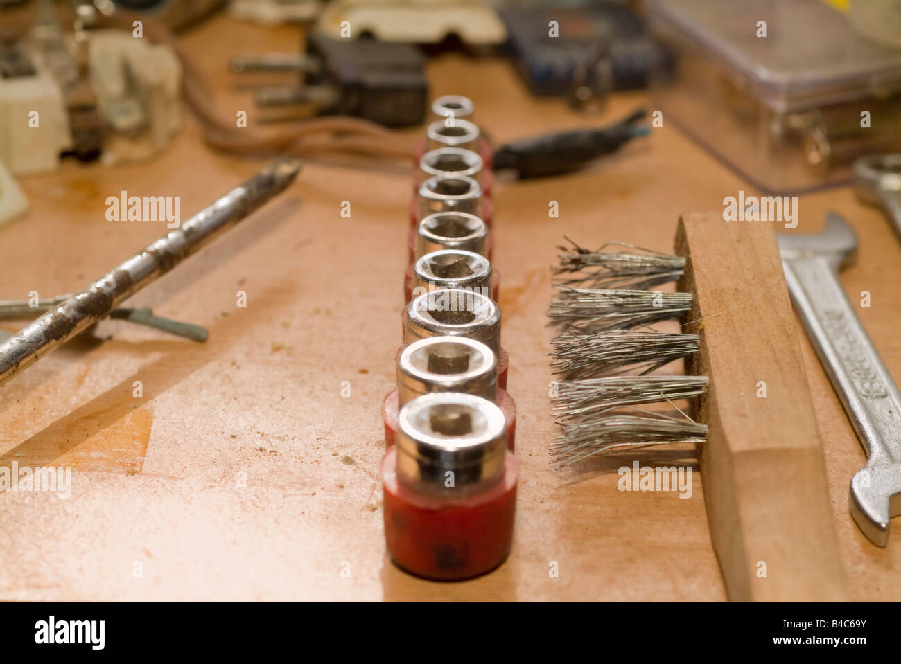 Grunge-Werkzeuge in einer Werkstatt Stockfoto