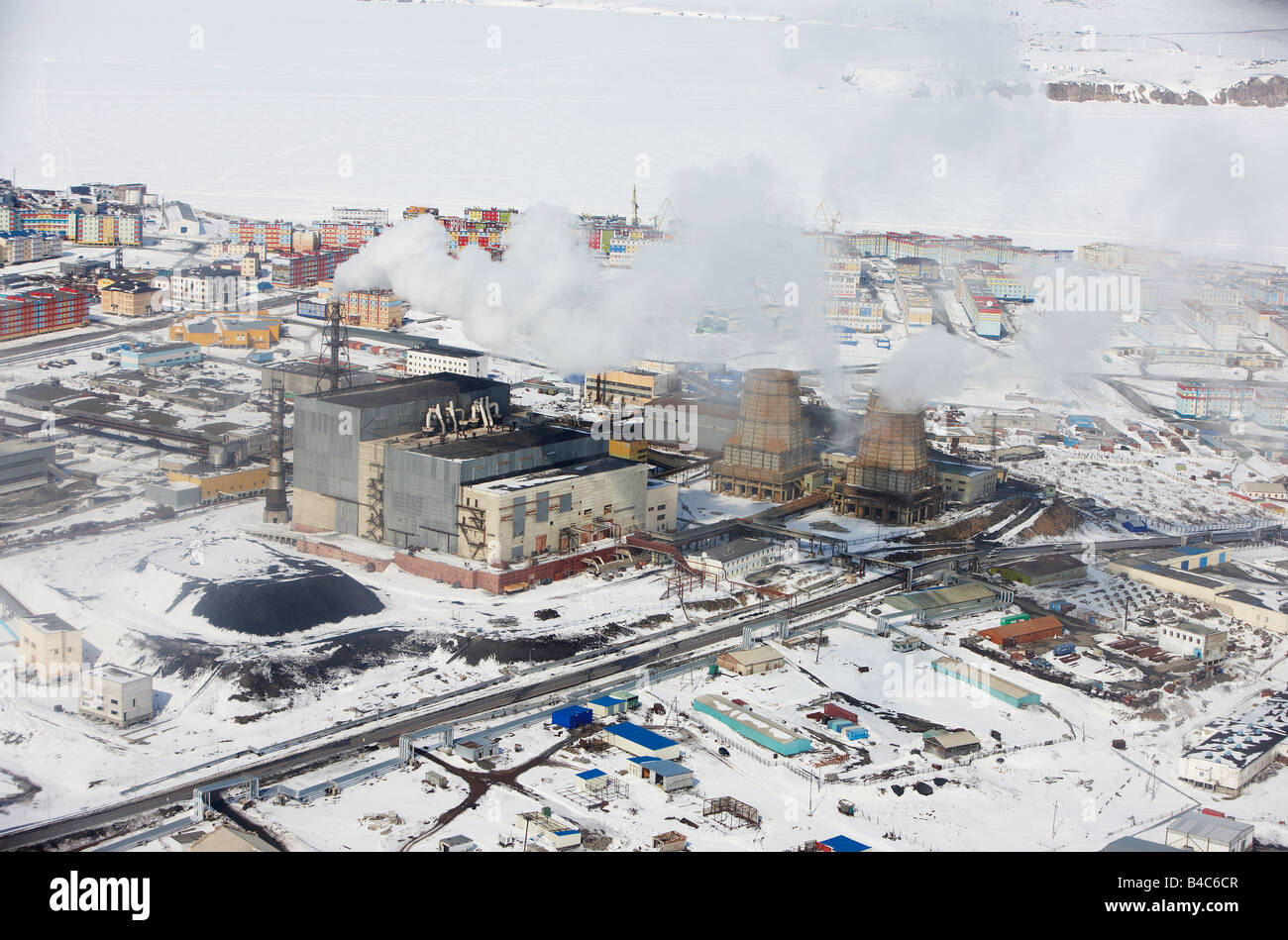 Kohle angetrieben umweltschädliche Kraftwerk in der Nähe von Mehrfamilienhäusern, Anadyr, Tschukotka Sibirien, Russland Stockfoto