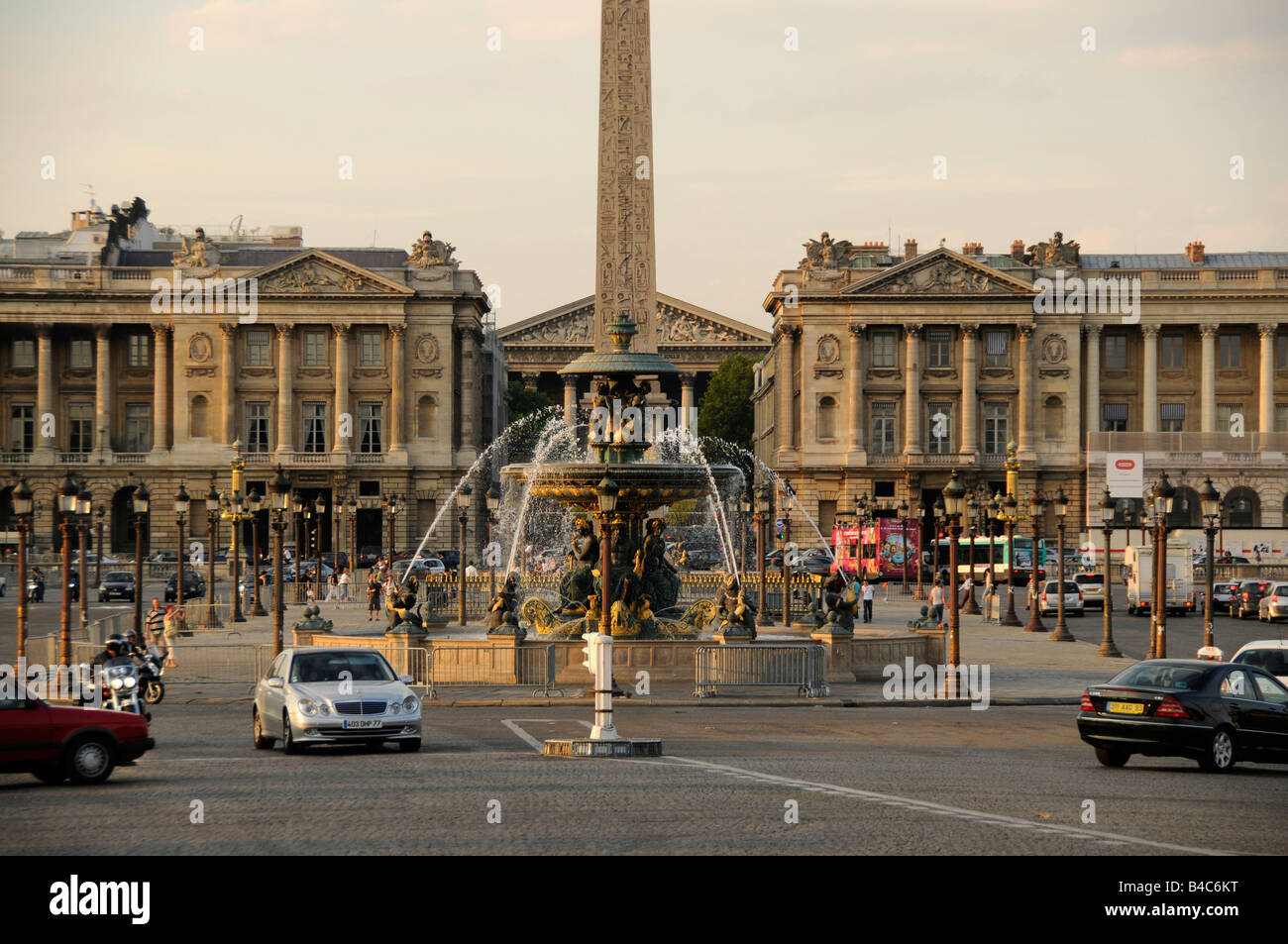 Verkehr auf der Place De La Concorde in Paris Frankreich Stockfoto