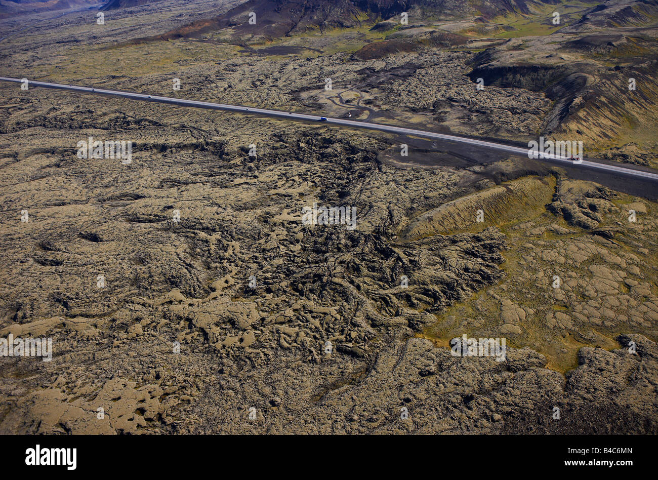 Luftaufnahme des Straßen- und moosbedeckten Lava Feld, Island Stockfoto