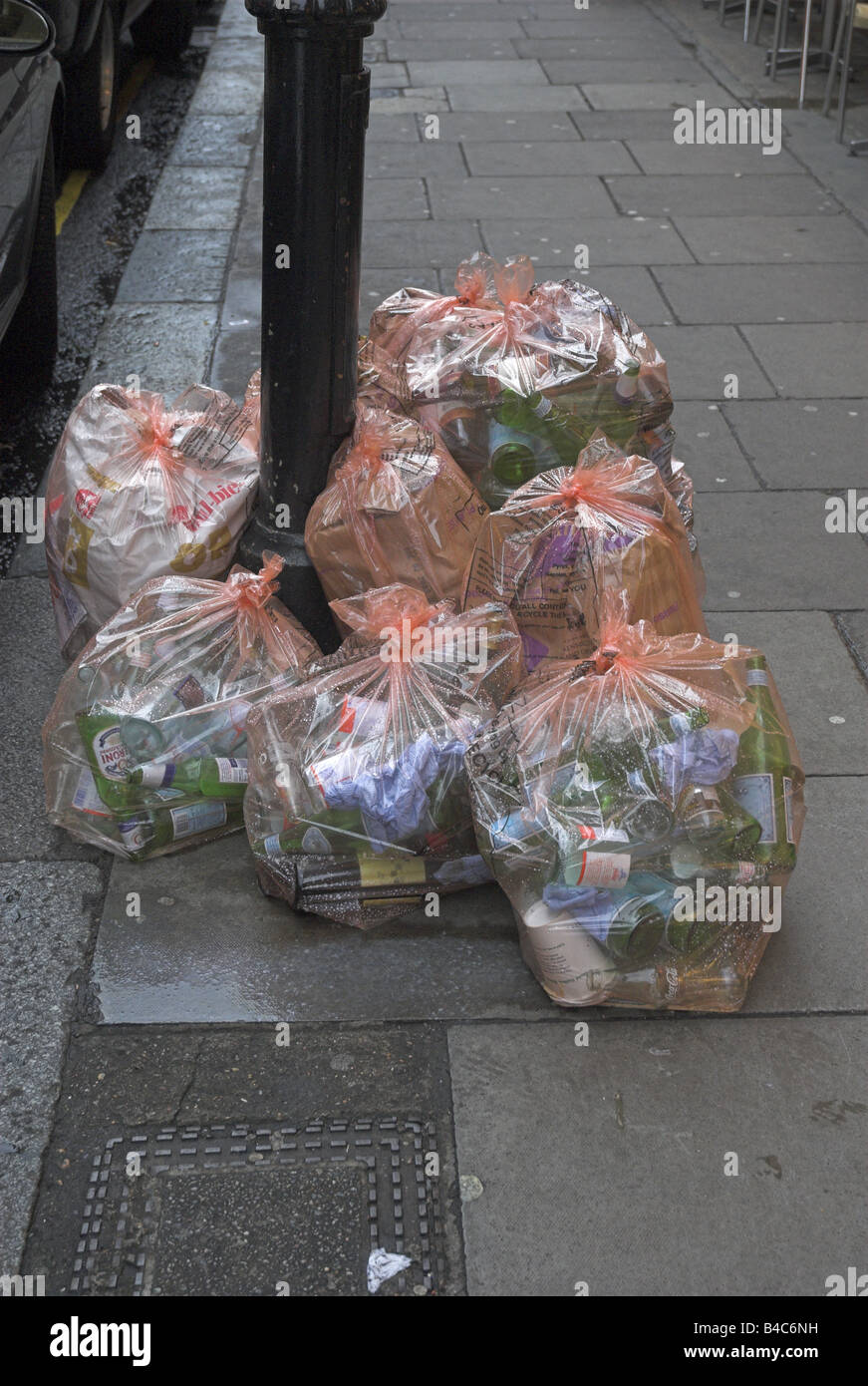 Müll, Müllsäcke auf dem Bürgersteig, London, England, UK Stockfoto