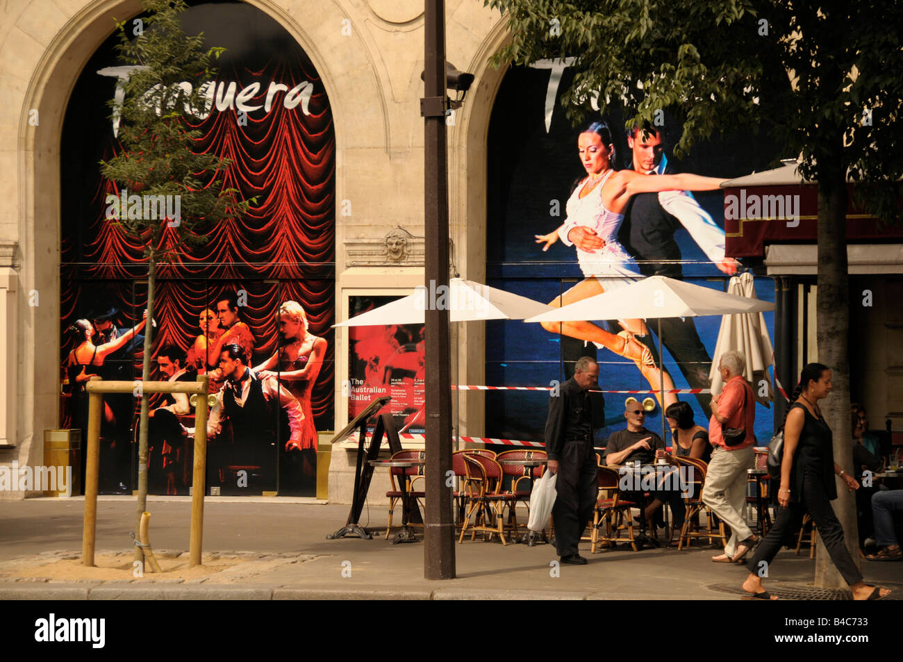 Straßencafé und Tanguera Anzeige mit Tango-Tänzer in Paris Frankreich Stockfoto