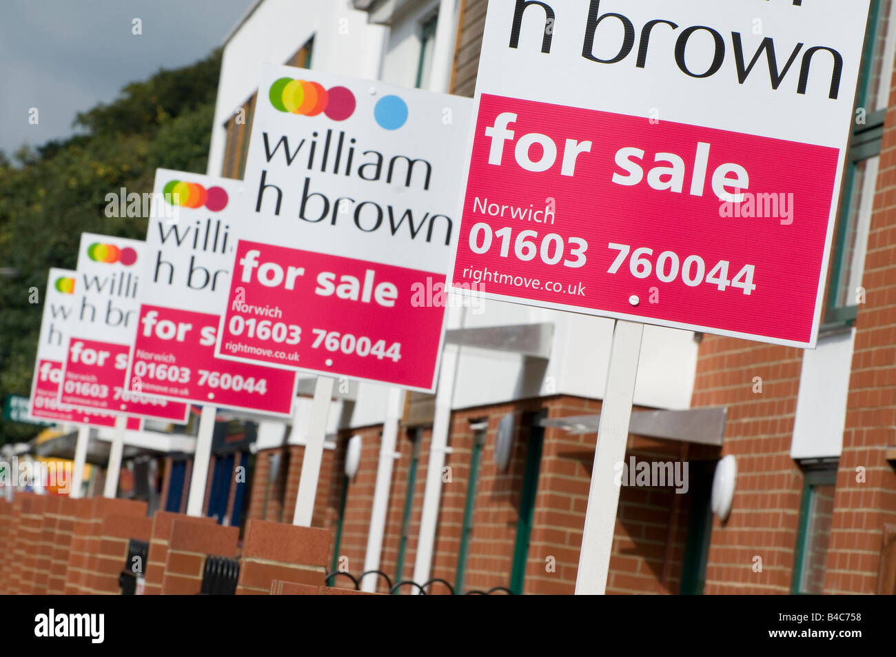 Immobilienmakler Zeichen außerhalb Wohneigentum Stockfoto