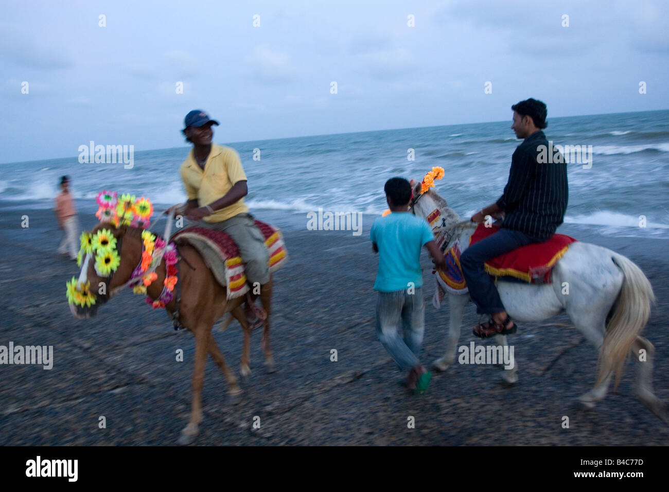 Jungen Enjoye eine Fahrt am Digha Strand, Westbengalen, Indien Stockfoto