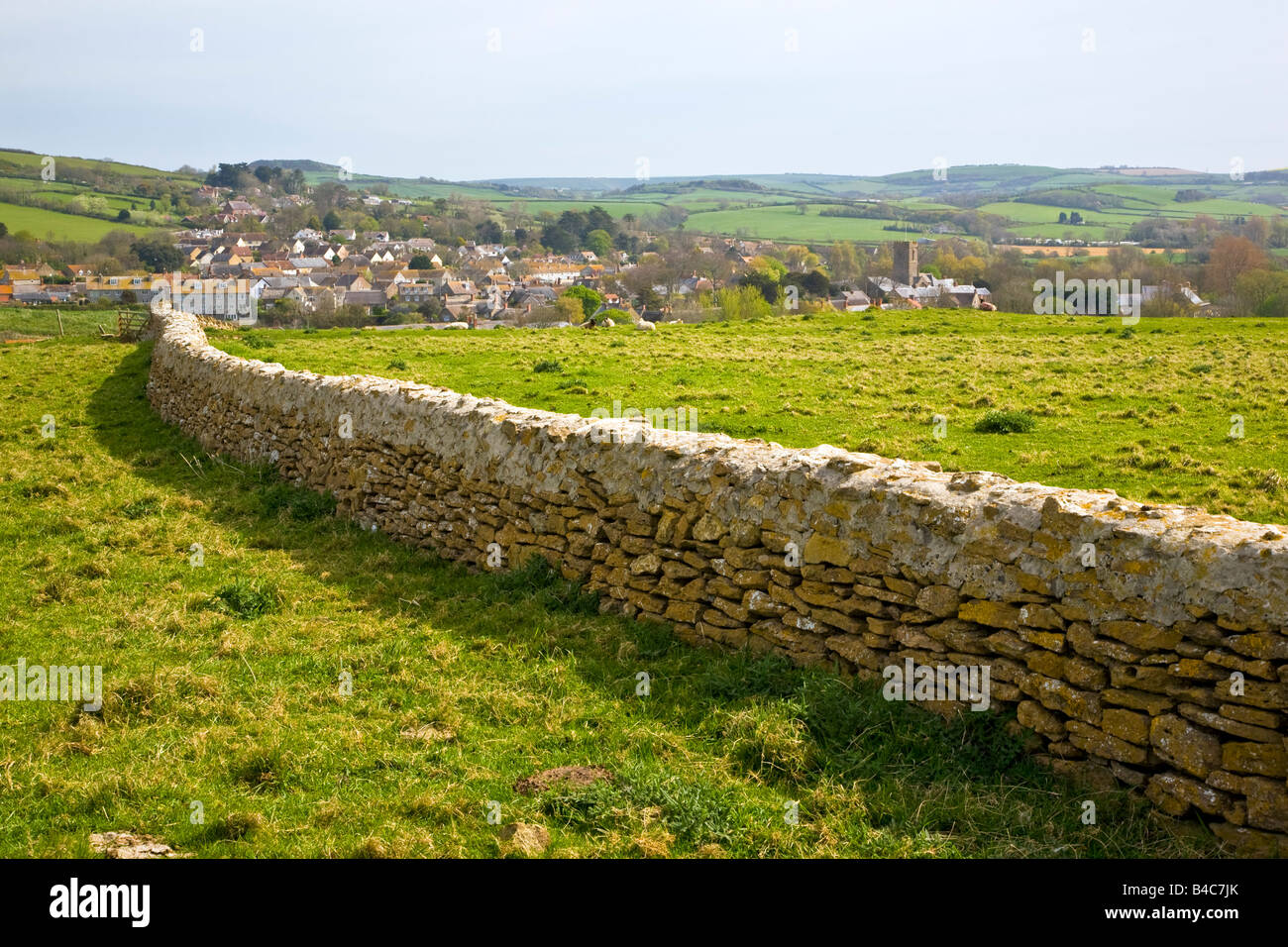 Eine Trockenmauer in der Nähe von Burton Bradstock Dorf im Frühling, Dorset, Großbritannien UK 2008 Stockfoto