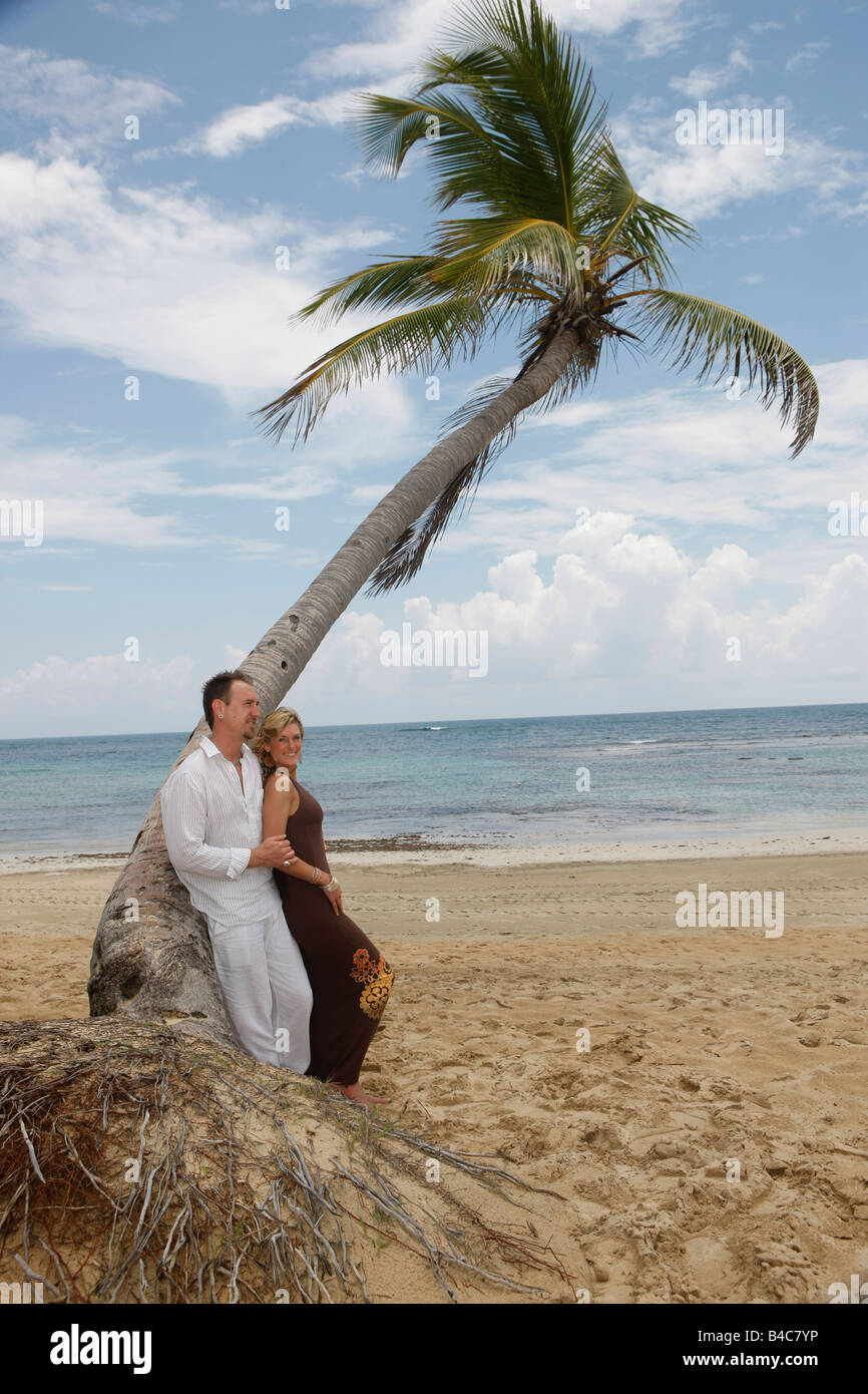 paar in Liebe posieren für ihre Engagement Fotos im Dreams Resort in Punta Cana Dominikanische Republik Stockfoto
