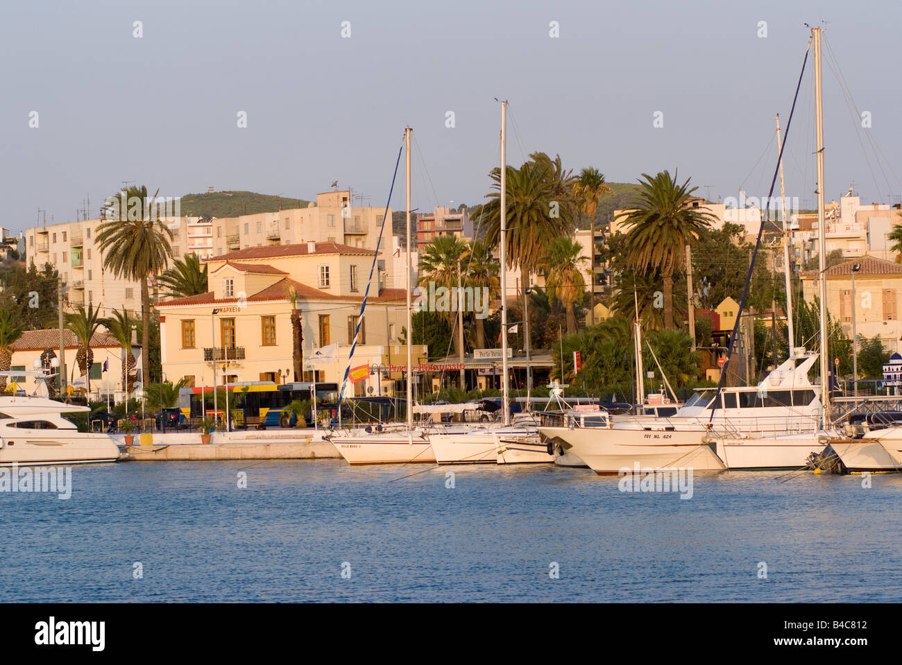 Luxus-Yachten und Kreuzer im frühen Morgen Sonnenschein in Lavrion Stadt Hafen Ägäis Festland Griechenland Stockfoto