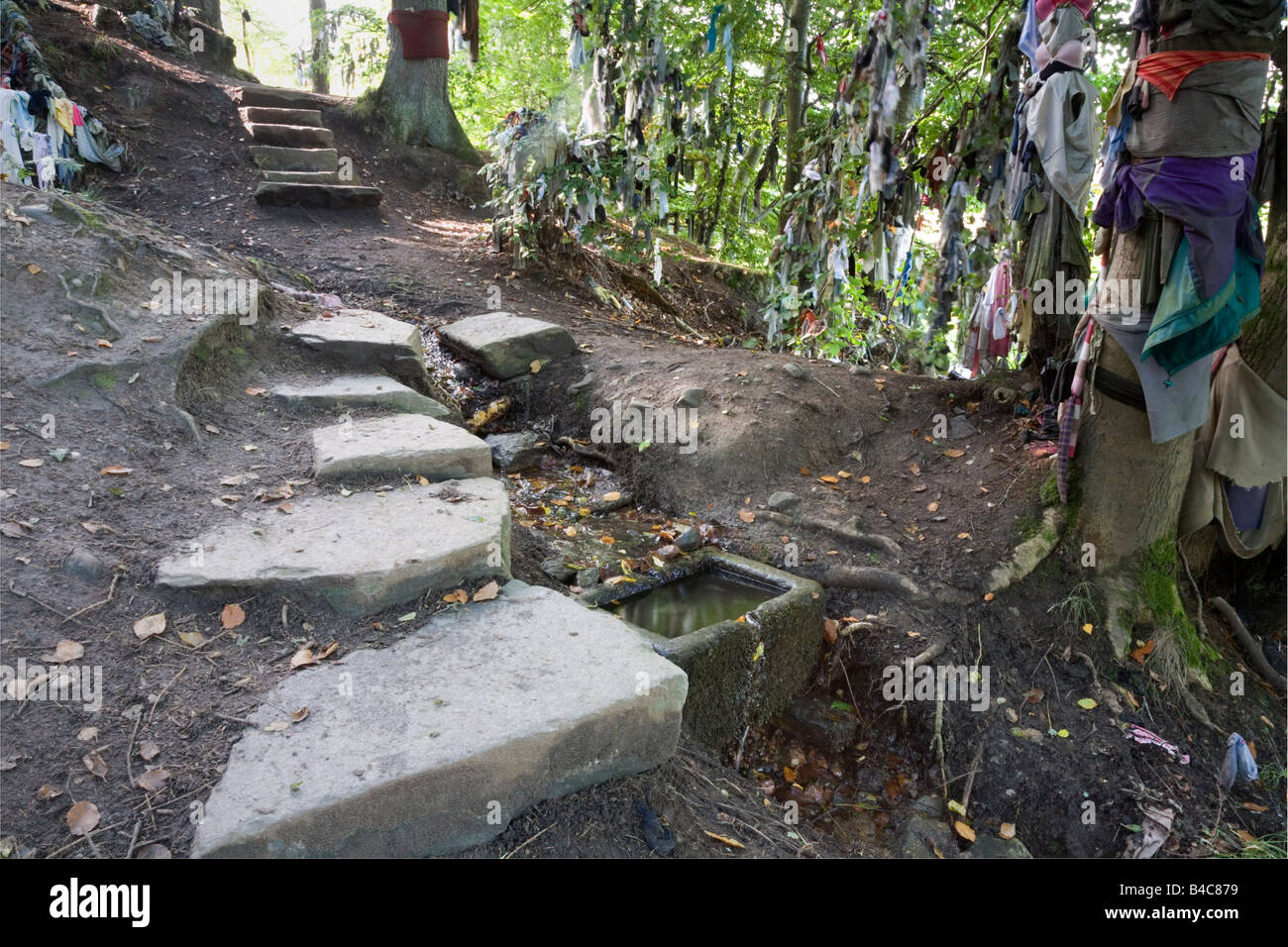 Hoffnungen und Wünsche umgeben den Clootie Brunnen in der Nähe von Fortrose auf der Black Isle Stockfoto