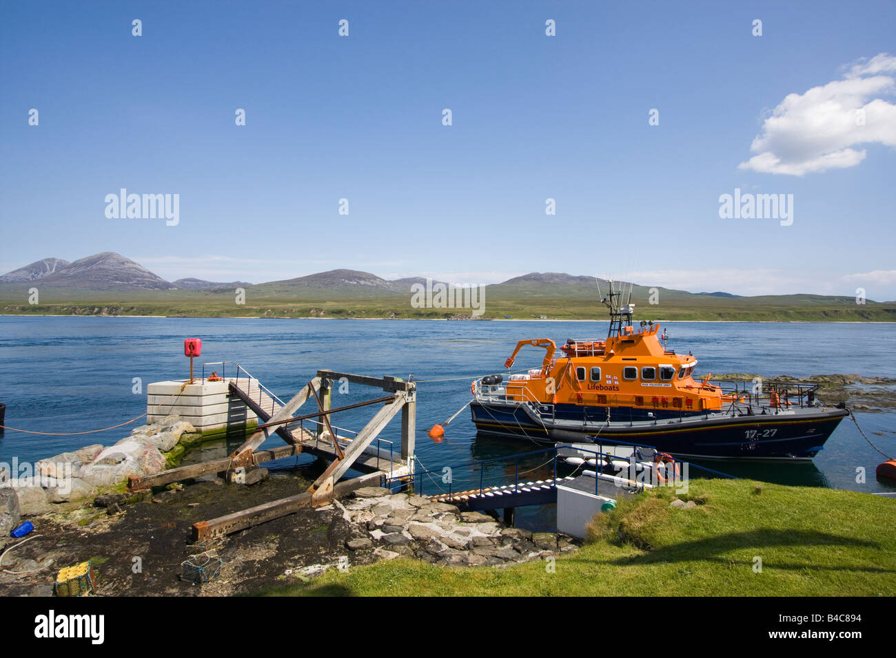 RNLI-Rettungsboot angedockt an Port Askaig in Islay, Schottland Stockfoto