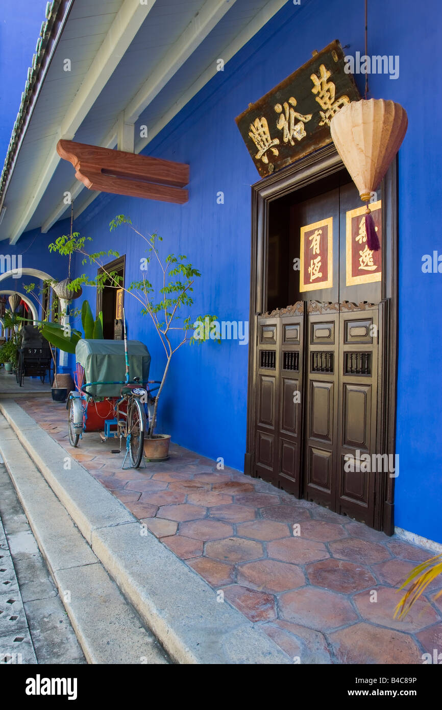 Asien, Malaysia, Penang, Pulau Pinang, Georgetown, Chinatown Bezirk, Detail eines roten Rikscha und traditionellen chinesischen Tür Stockfoto