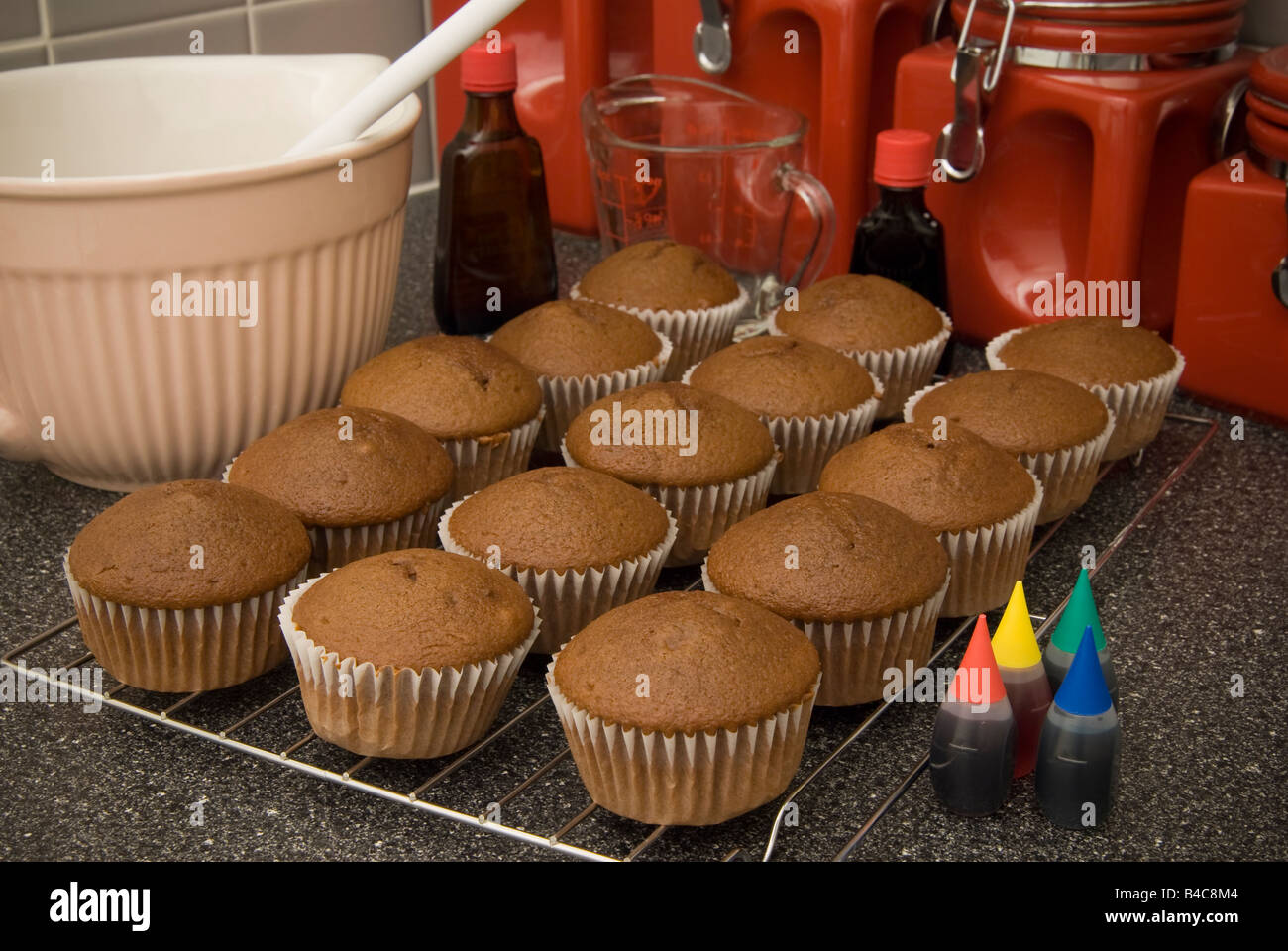 Gebackene Muffins auf einem Kuchengitter Stockfoto