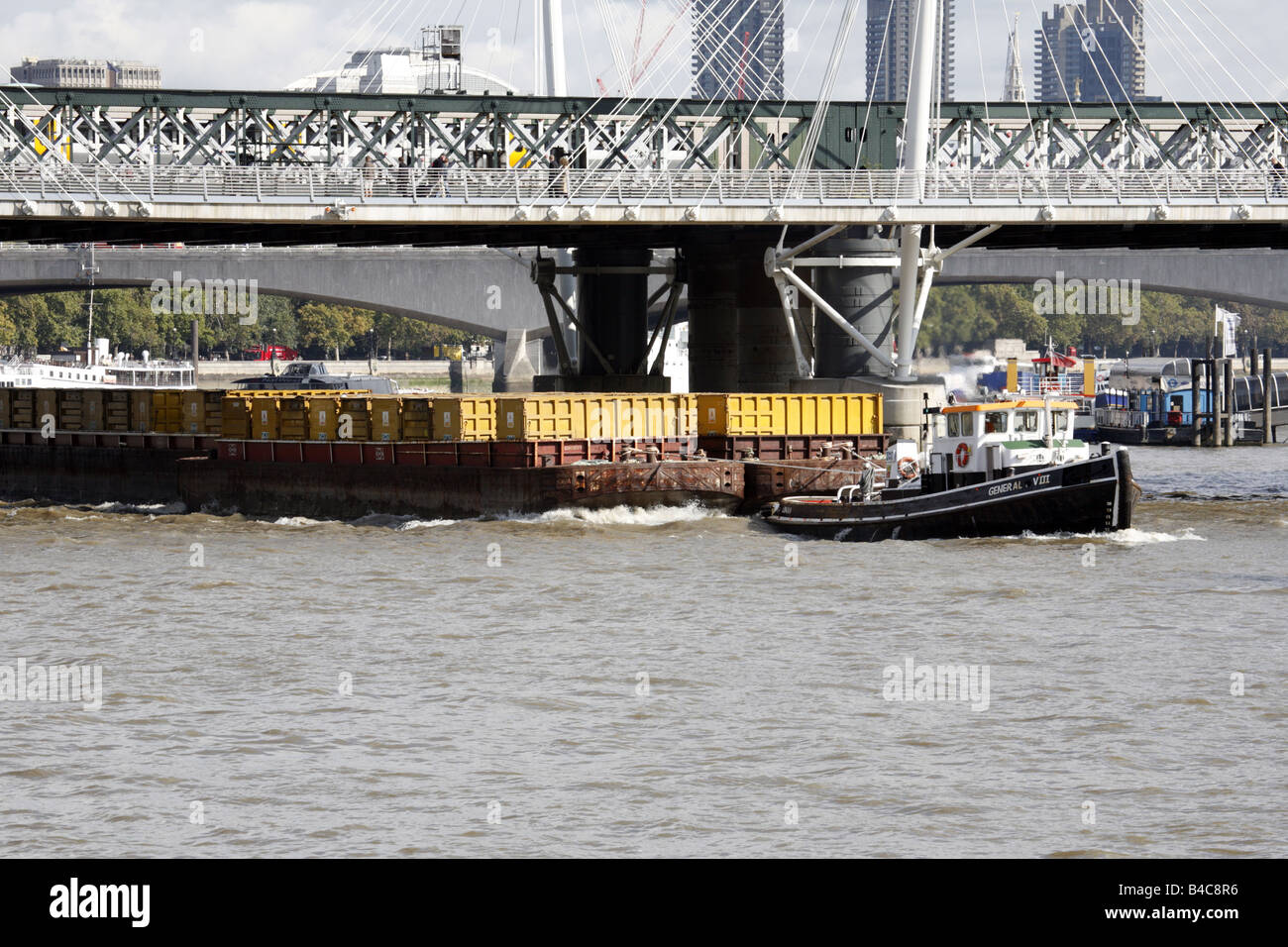 Allgemeine VIII Tug Abschleppen Containerbarge vorbei an Golden Jubilee Bridge London Thames Stockfoto