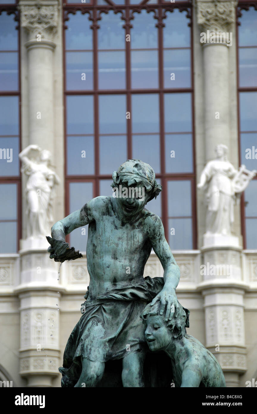 Ungarn Budapest Pest Brunnen am Roosevelt Terrasse der Pesti Vigado Pest Concert Hall im Hintergrund Stockfoto