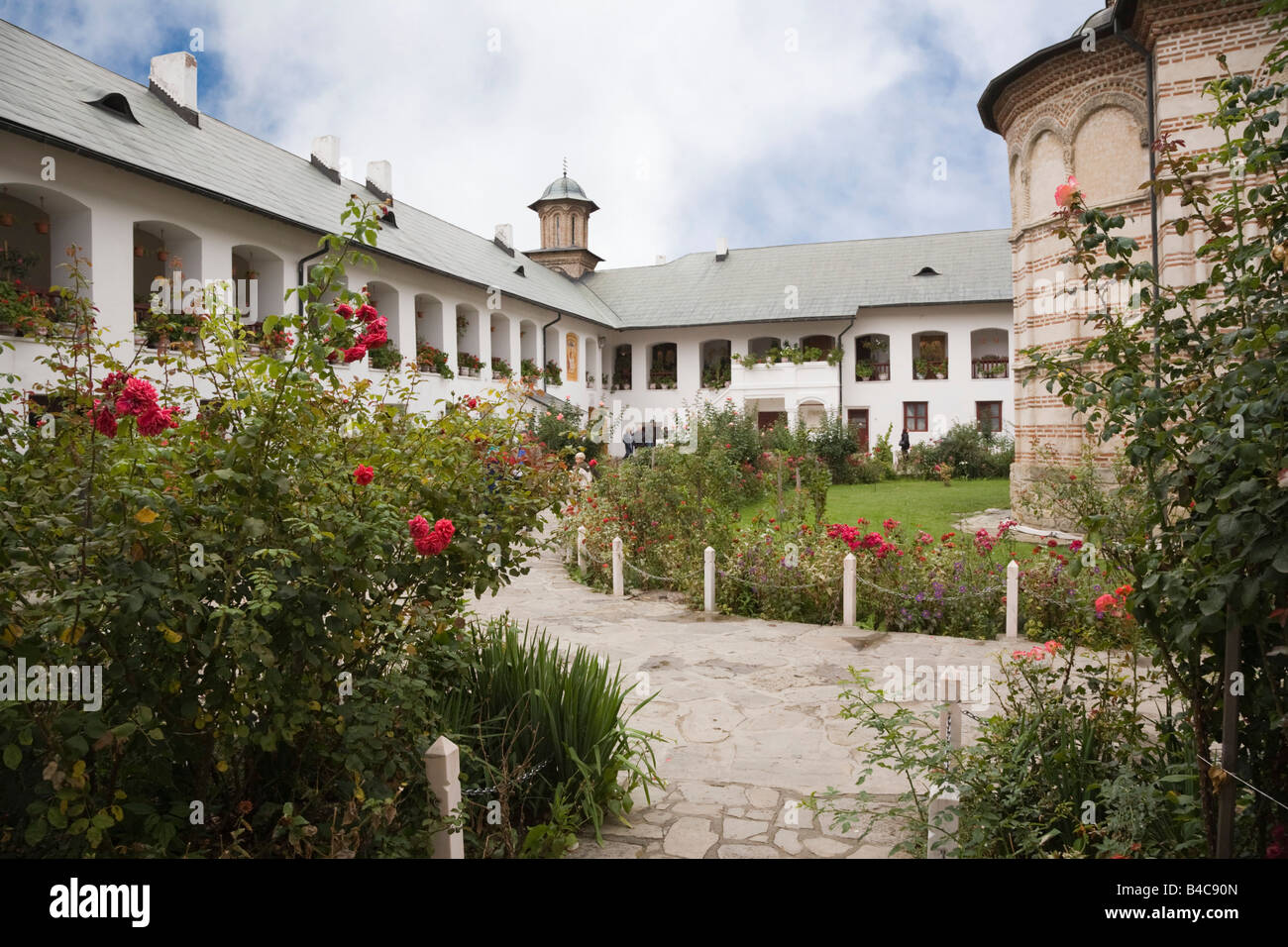 Cozia Siebenbürgen Rumänien Europa befestigte 14. Jahrhundert Kloster zusammengesetzte Gebäude Gehweg in innere Viereck Gärten Stockfoto