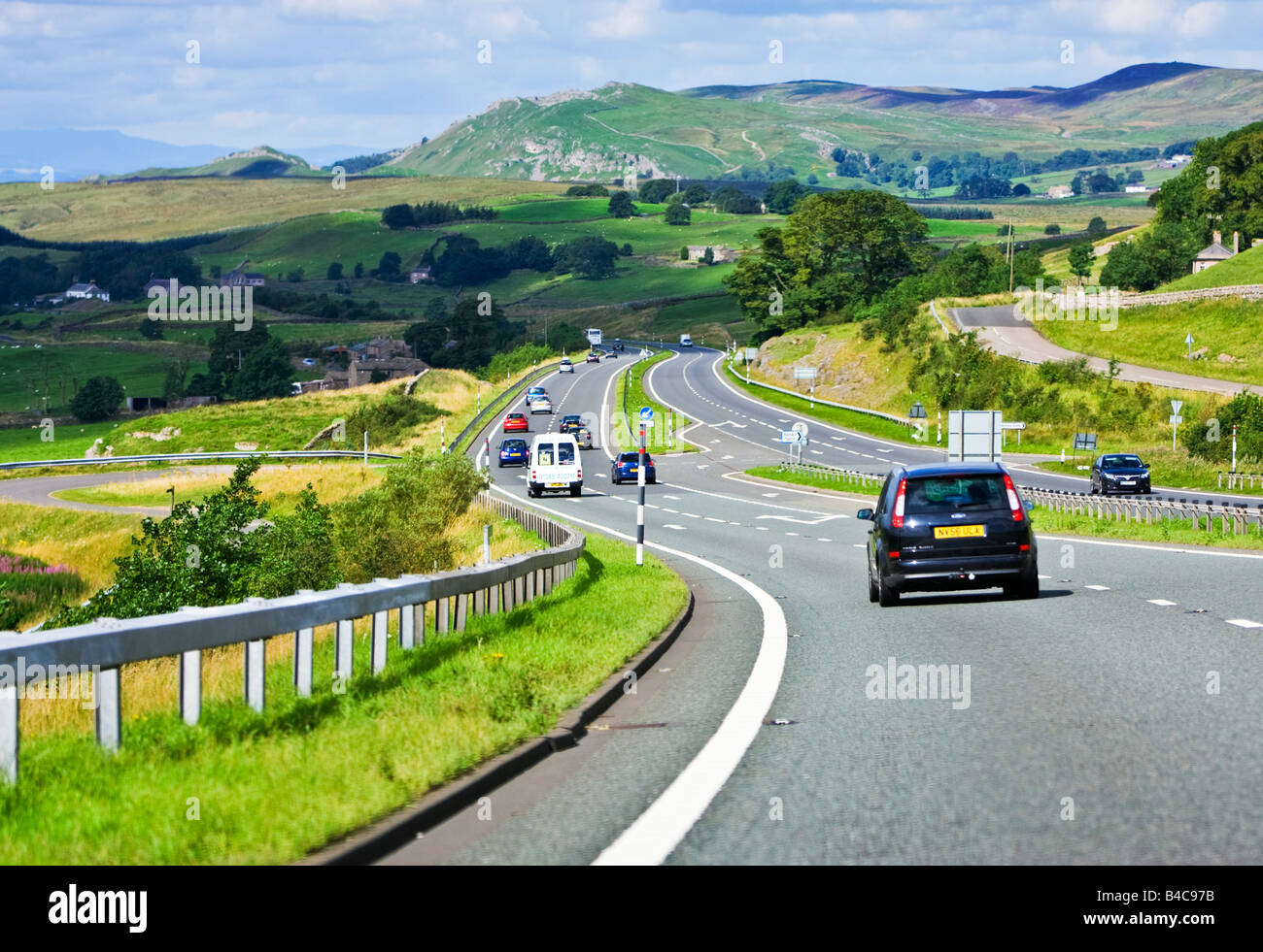 Autos fahren auf der A66 zweispurigen Strecke in den Pennines in Richtung Cumbria, England, UK, im Sommer Stockfoto