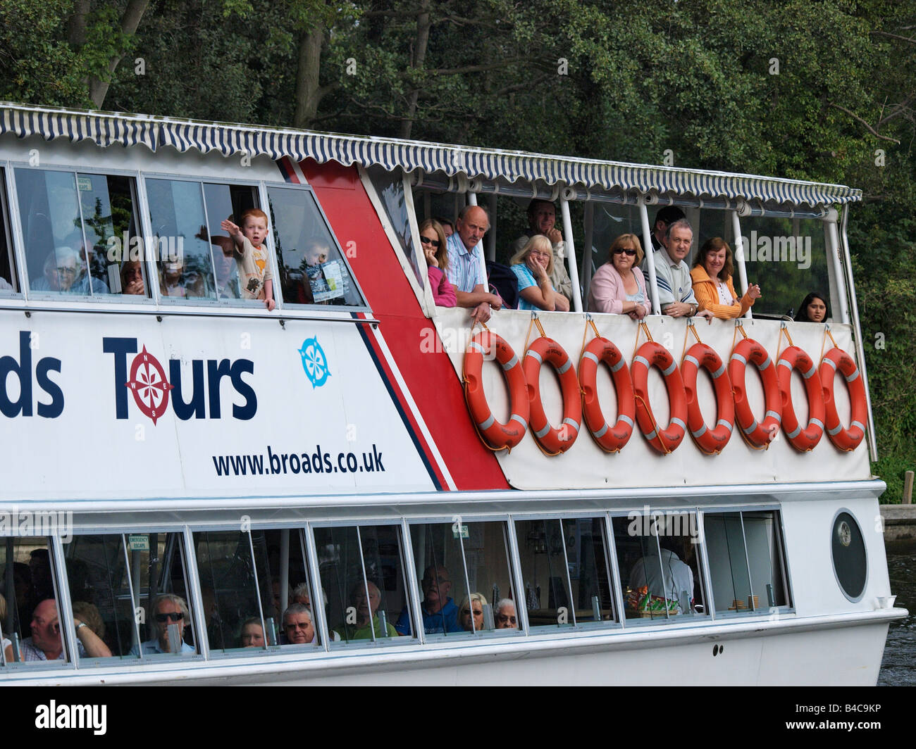 "BELLE OF THE BROADS" VON BROADS TOUREN NEHMEN AUSFLÜGLER AUF BOOTSFAHRT UM NORFOLK BROADS EAST ANGLIA ENGLAND UK Stockfoto