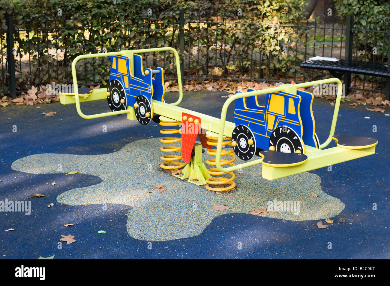 Traktor Frühling Wippe Fahrer in einen Kinderspielplatz Stockfoto
