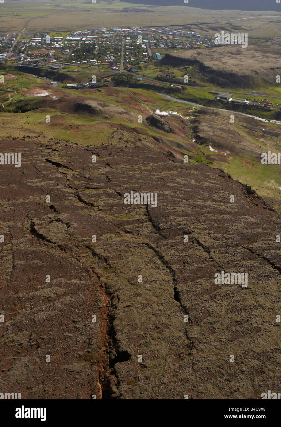 Antenne, neue Risse, sprießen geothermische Geysire und Bohrungen von Erdbeben, Stadt Hveragerdi, Island Stockfoto
