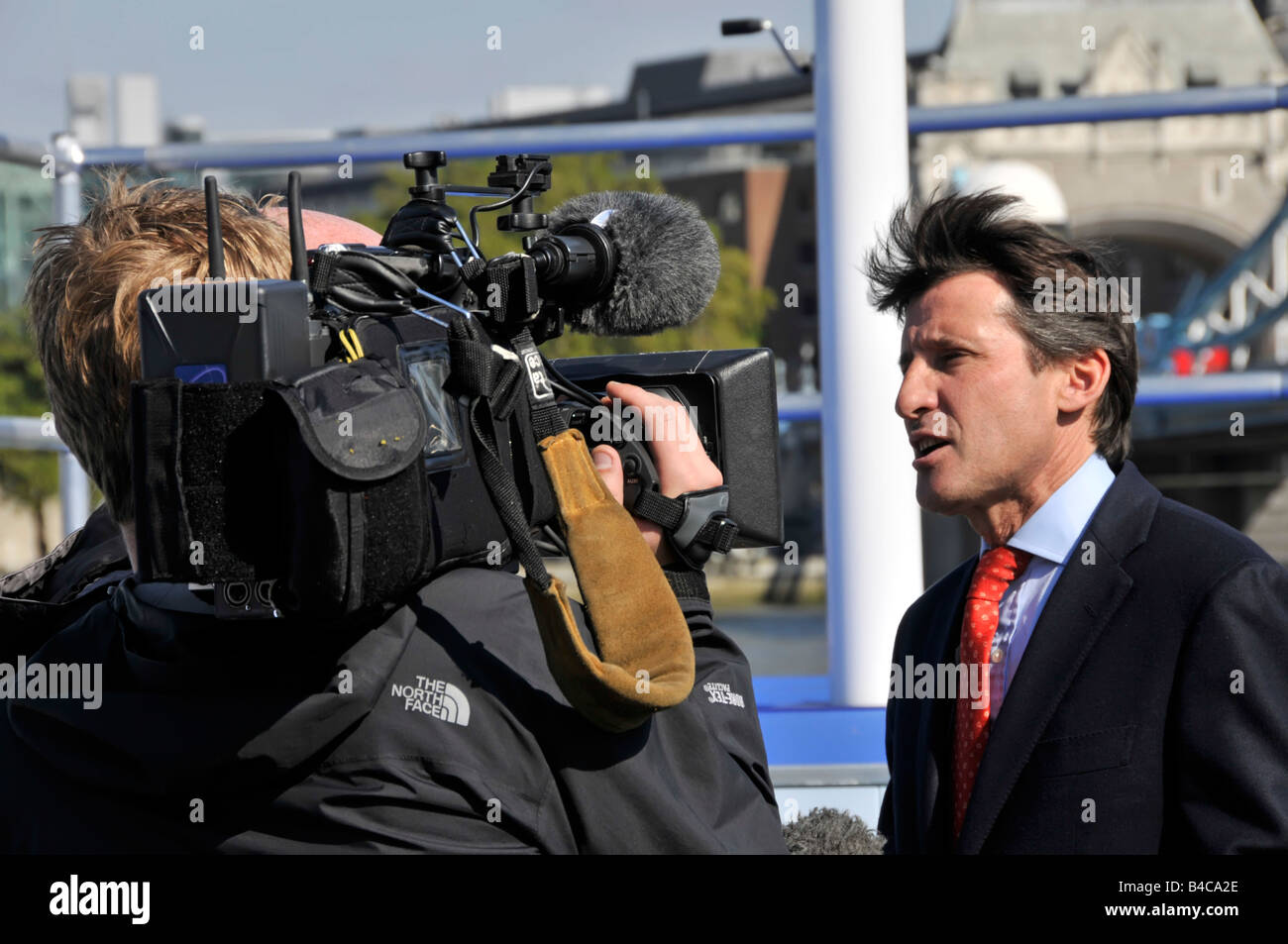 Herrn Seb Coe am TV Pressegespräch außerhalb von London City Hall Stockfoto