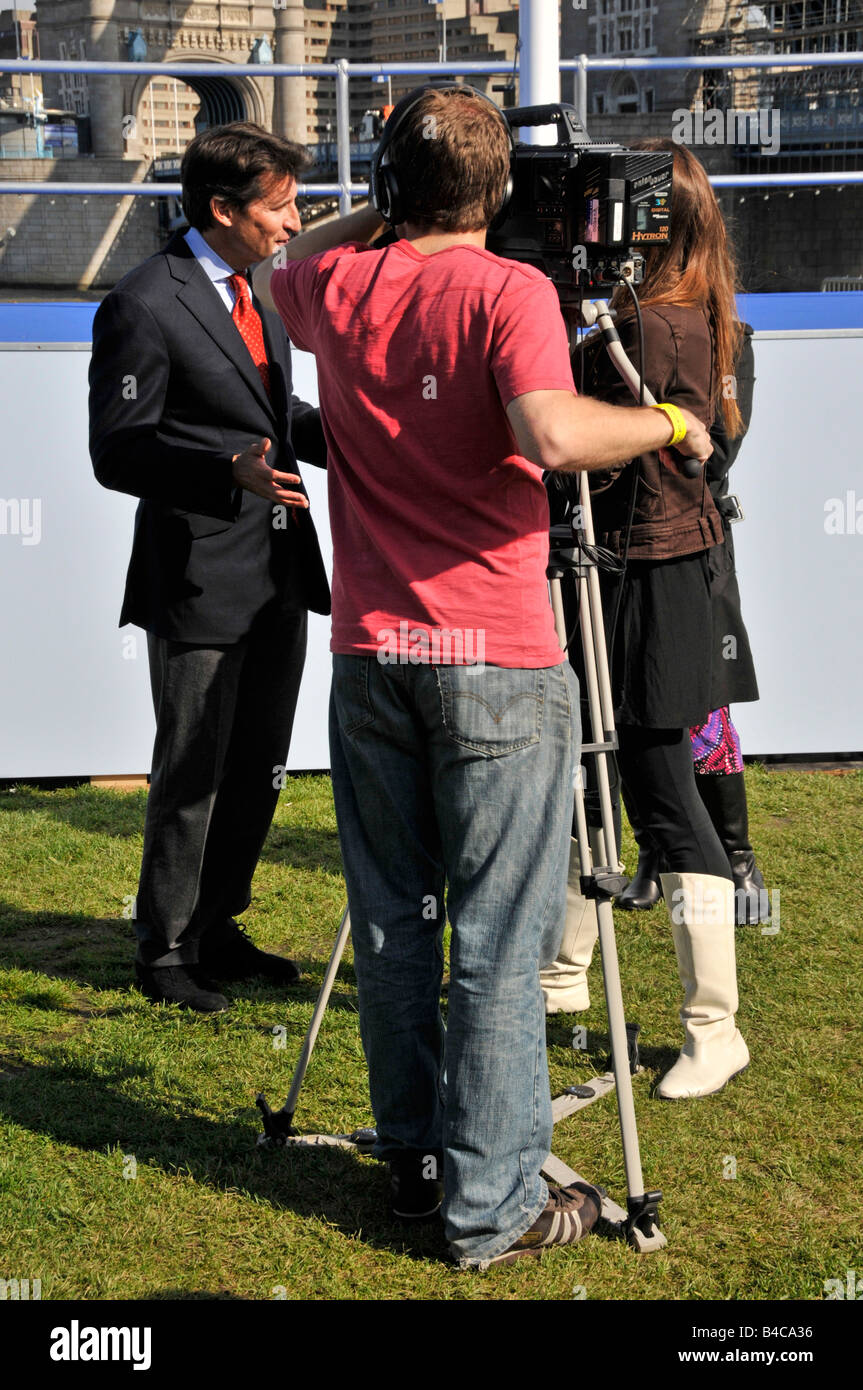 Kameramann bei der Arbeit Filmen Interview mit Herrn Seb Coe bei TV-Pressegespräch außerhalb City Hall London 2012 Olympische Förderung Stockfoto