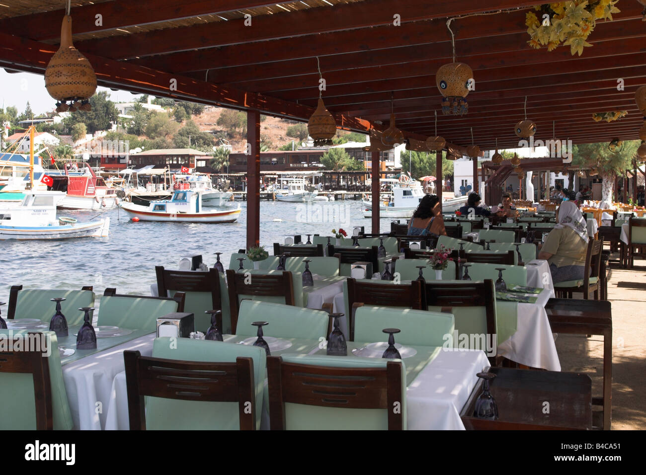 Türkisches Restaurant am Meer in Gumusluk, Türkei Stockfoto